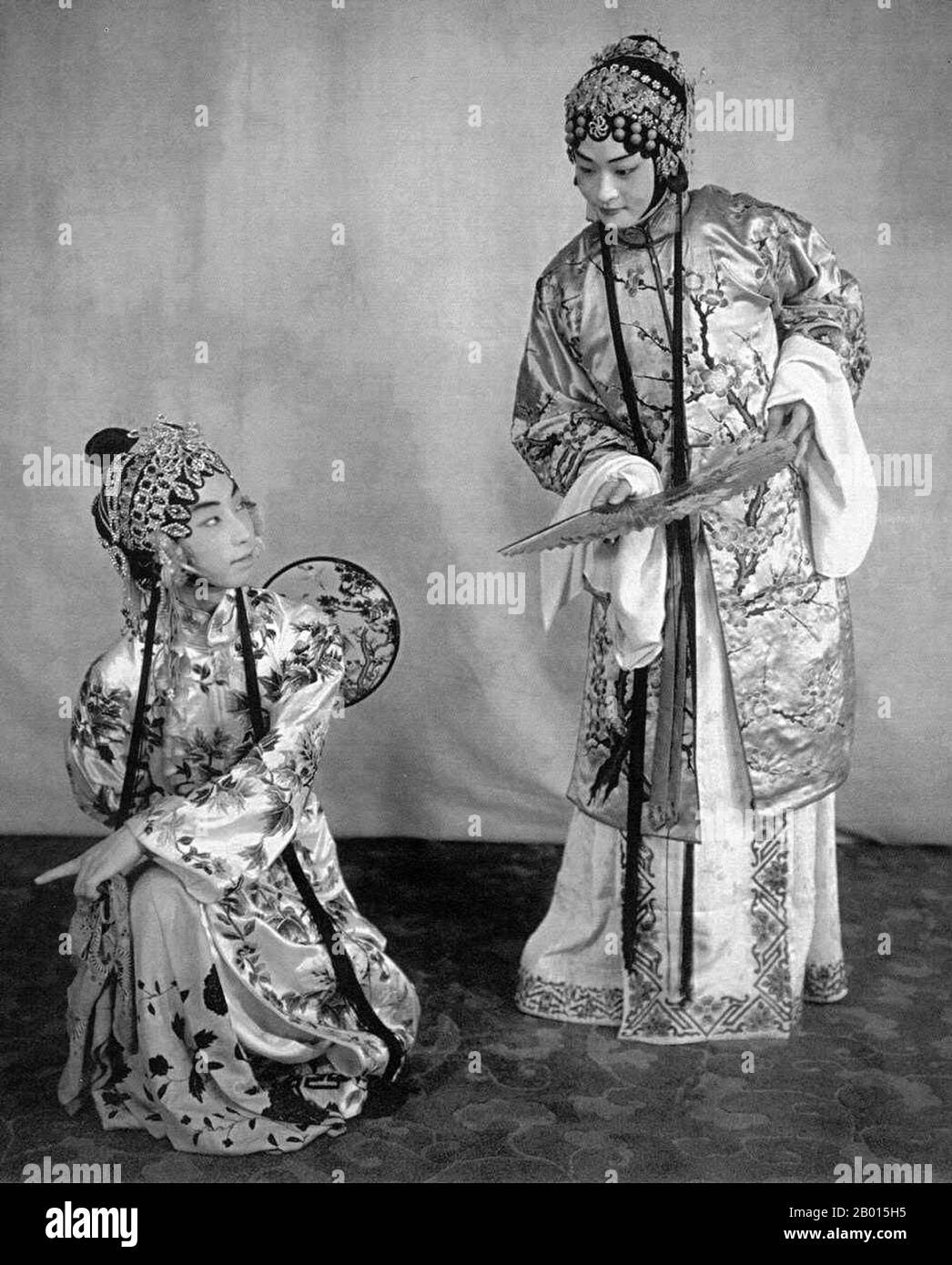 Chine : MEI Lanfang, célèbre artiste d'opéra de Beijing (Pékin) (1894-1961), c. 1920-1929. MEI LAN est né à Taizhou, dans le Jiangsu, dans une famille d'artistes de l'Opéra de Pékin et de Kunqu. Il fait ses débuts sur scène au théâtre Guanghe en 1904 quand il avait 10 ans. Au cours de sa carrière de 50 ans, il a maintenu une forte continuité tout en travaillant toujours sur de nouvelles techniques. Ses rôles les plus célèbres étaient ceux des personnages féminins ; sa représentation habile des femmes lui a valu une renommée internationale. Il a également joué un rôle important dans la poursuite de la tradition de performance de Kunqu. Banque D'Images