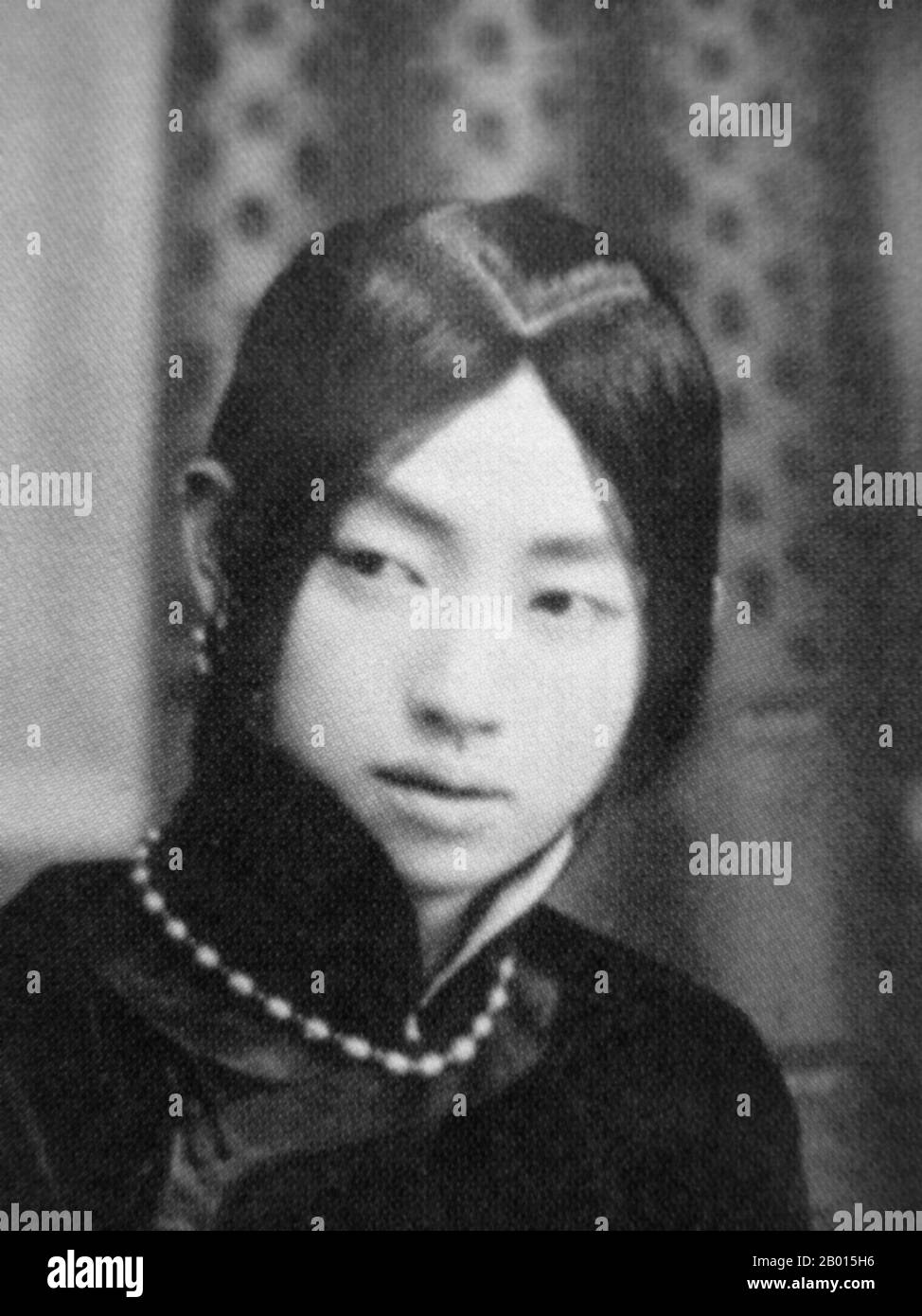 Chine : MEI Lanfang, célèbre artiste d'opéra de Pékin (Peking) (1894-1961). MEI LAN est né à Taizhou, dans le Jiangsu, dans une famille d'artistes de l'Opéra de Pékin et de Kunqu. Il fait ses débuts sur scène au théâtre Guanghe en 1904 quand il avait 10 ans. Au cours de sa carrière de 50 ans, il a maintenu une forte continuité tout en travaillant toujours sur de nouvelles techniques. Ses rôles les plus célèbres étaient ceux des personnages féminins ; sa représentation habile des femmes lui a valu une renommée internationale. Il a également joué un rôle important dans la poursuite de la tradition de performance de Kunqu. Banque D'Images