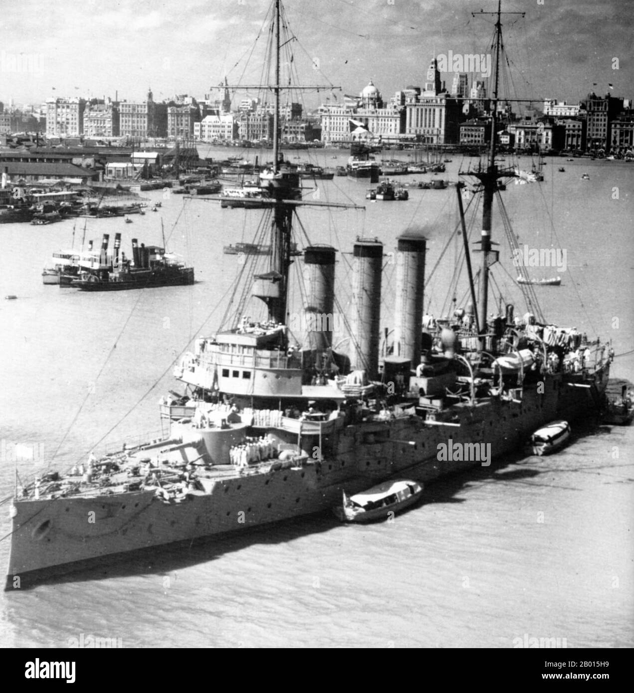 Chine : le croiseur blindé japonais Izumo ancré à Shanghai, à la veille de la bataille de Shanghai, 1937. L'Izumo était un croiseur blindé de la Marine impériale japonaise. L'Izumo a été nommé d'après la province d'Izumo, une ancienne province du Japon (correspondant à l'actuelle préfecture de Shimane). L'Izumo a été utilisé par le Japon impérial pour intimider et attaquer la Chine et Shanghai. Banque D'Images