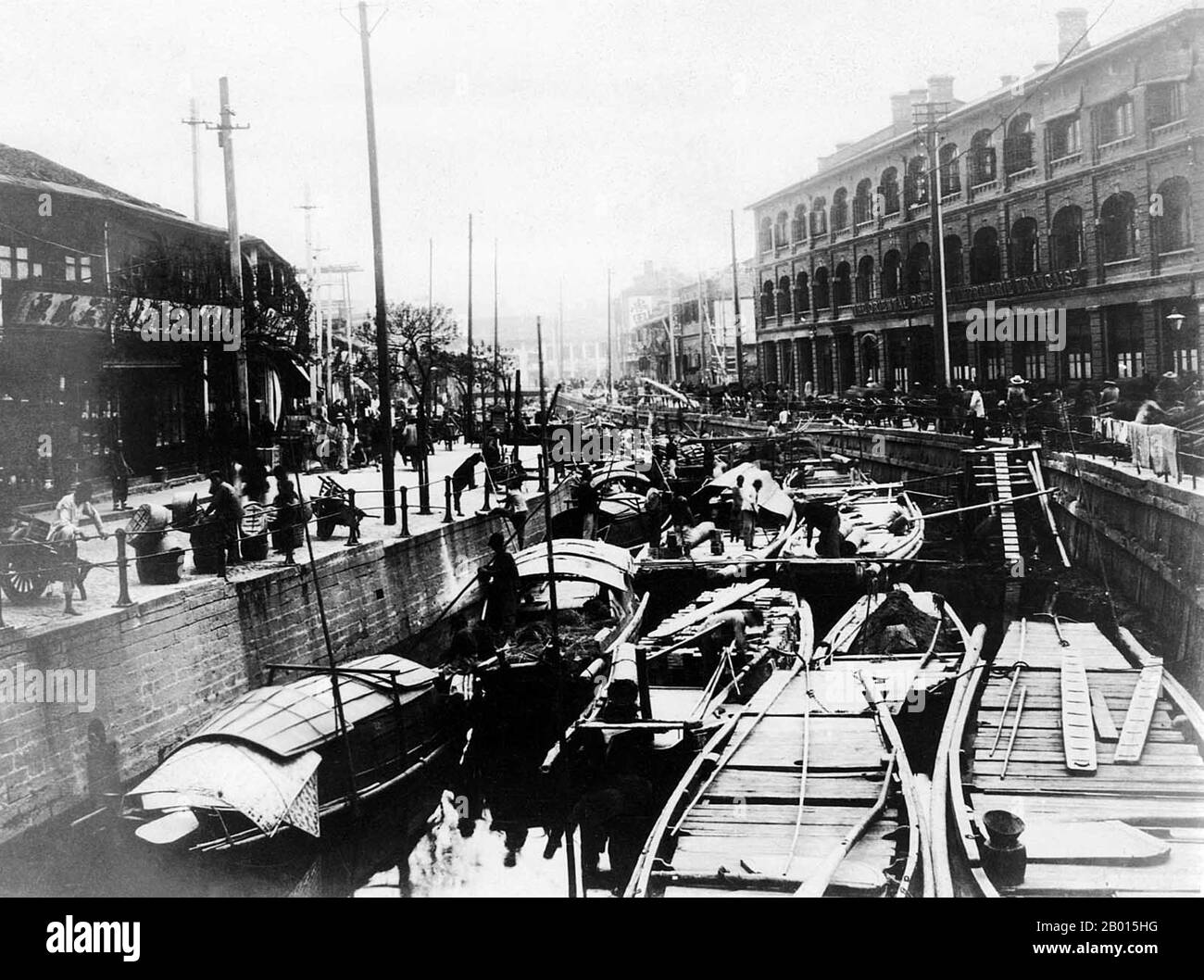 Chine : Shanghai - le Canal Yang King Pan est bondé de sampan, 1902. Le canal Pan Yang King s'est déroulé entre les concessions françaises et internationales de Shanghai, et a été le théâtre de beaucoup de commerce et d'un marché bondé. Banque D'Images