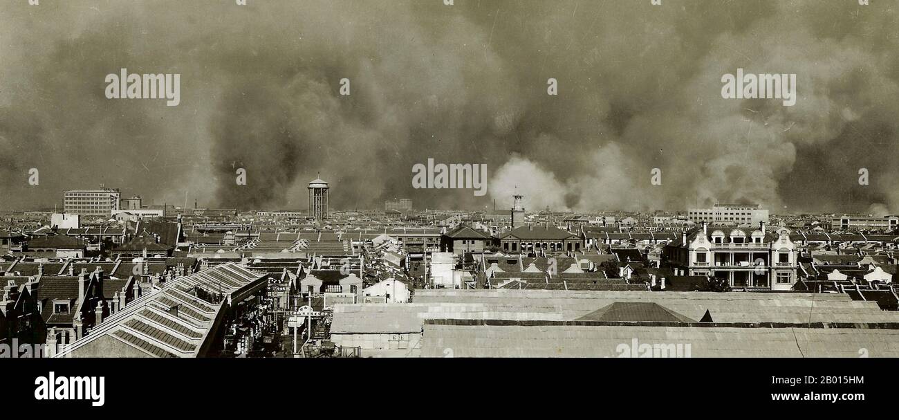 Chine : Shanghai en flammes - la bataille de Shanghai, 1937. La bataille de Shanghai (1937), connue en chinois sous le nom de bataille de Songhu, a été la première des vingt-deux engagements majeurs qui ont eu lieu entre l'Armée révolutionnaire nationale de la République de Chine et l'Armée impériale japonaise de l'Empire du Japon pendant la seconde guerre sino-japonaise. C'était l'une des plus grandes et des plus sanglantes batailles de toute la guerre. Banque D'Images