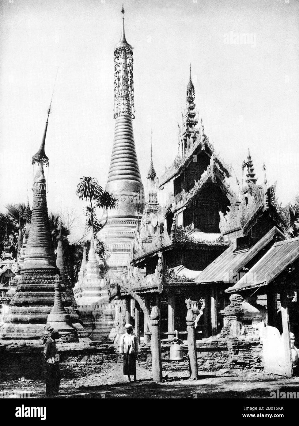 Birmanie/Myanmar: Un temple bouddhiste à Namtok, dans le sud de l'État de Shan, c. années 1920. La légende attribue la première doctrine bouddhiste en Birmanie à 228 BCE lorsque Sohn Uttar Sthavira, un des moines royaux de l'empereur Ashoka le Grand de l'Inde, est venu au pays avec d'autres moines et textes sacrés. Cependant, l'ère du bouddhisme a vraiment commencé au XIe siècle après que le roi Anawrahta de Pagan (Bagan) a été converti au bouddhisme Theravada. Aujourd'hui, 89% de la population birmane est bouddhiste Theravada. Banque D'Images