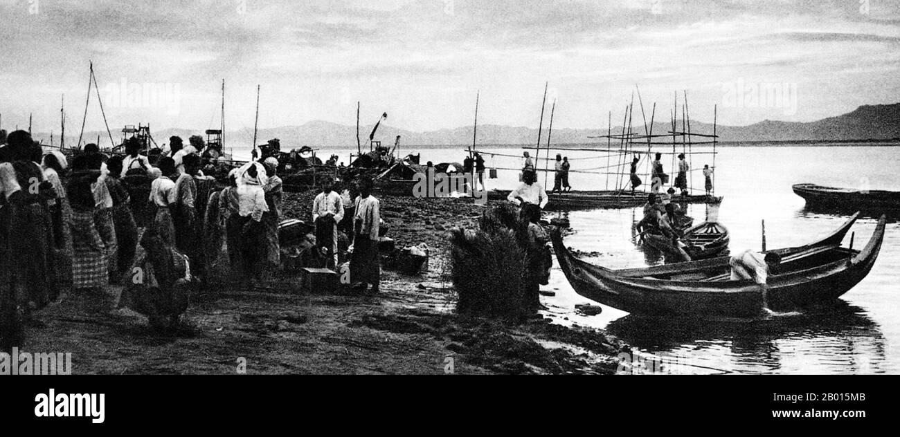 Birmanie/Myanmar: Bateaux amarrés sur la rivière Irrawaddy près de Pagan, c. années 1920. La rivière Irrawaddy, ou Ayeyarwady, de 2,170 km, coule du nord au sud à travers le cœur de la Birmanie et est considérée comme la voie navigable la plus importante du pays. Elle est originaire de l'État de Kachin, au confluent des rivières n'mai et Mali, et s'écoule en aval par le centre de la Birmanie, s'écoulant dans le delta de l'Irrawaddy et la mer d'Andaman. Pendant la domination coloniale britannique, l'Irrawaddy était l'artère vitale du commerce et du commerce, en particulier pour le bois de thé. Banque D'Images