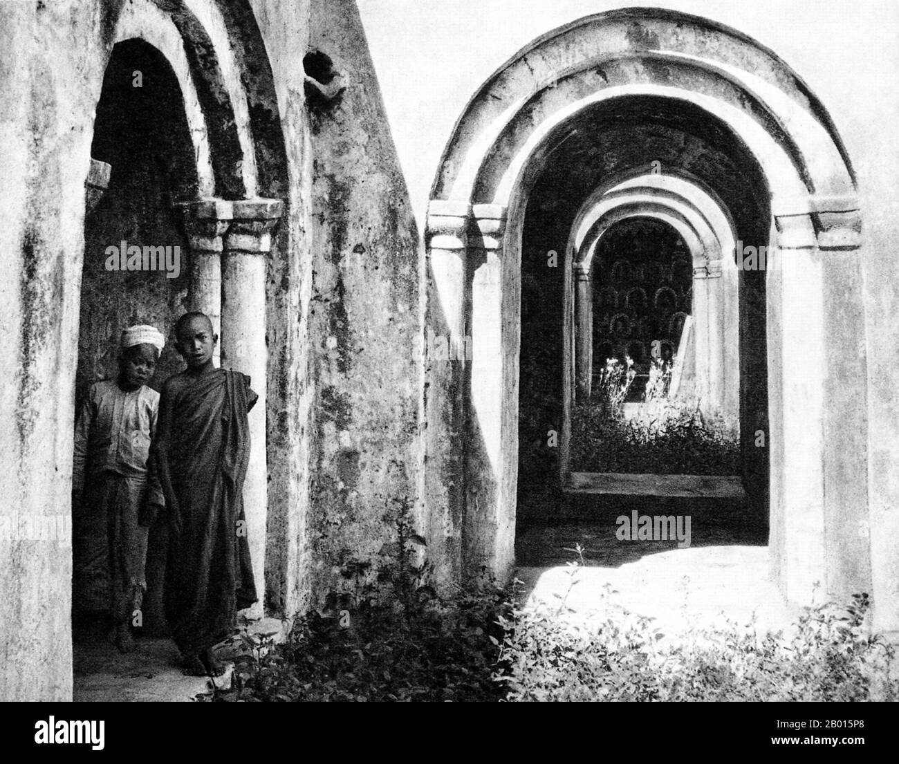 Birmanie/Myanmar: À l'intérieur d'un monastère bouddhiste à Yawnghwe, État de Shan, c. années 1920. La légende attribue la première doctrine bouddhiste en Birmanie à 228 BCE lorsque Sohn Uttar Sthavira, un des moines royaux de l'empereur Ashoka le Grand de l'Inde, est venu au pays avec d'autres moines et textes sacrés. Cependant, l'ère du bouddhisme a vraiment commencé au XIe siècle après que le roi Anawrahta de Pagan (Bagan) a été converti au bouddhisme Theravada. Aujourd'hui, 89% de la population birmane est bouddhiste Theravada. Banque D'Images