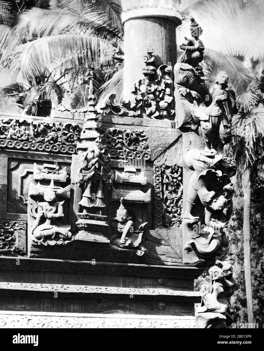 Birmanie/Myanmar: Sculptures sur bois dans un monastère bouddhiste de Monywa, haute-Birmanie, c. années 1920. La ville birmane de Monywa se trouve dans la division de Sagaing, à 136 km au nord-ouest de Mandalay, sur la rive est de la rivière Chindwin. La légende attribue la première doctrine bouddhiste en Birmanie à 228 BCE lorsque Sohn Uttar Sthavira, un des moines royaux de l'empereur Ashoka le Grand de l'Inde, est venu au pays avec d'autres moines et textes sacrés. Cependant, l'ère du bouddhisme a vraiment commencé au XIe siècle après que le roi Anawrahta de Pagan (Bagan) a été converti au bouddhisme Theravada. Banque D'Images