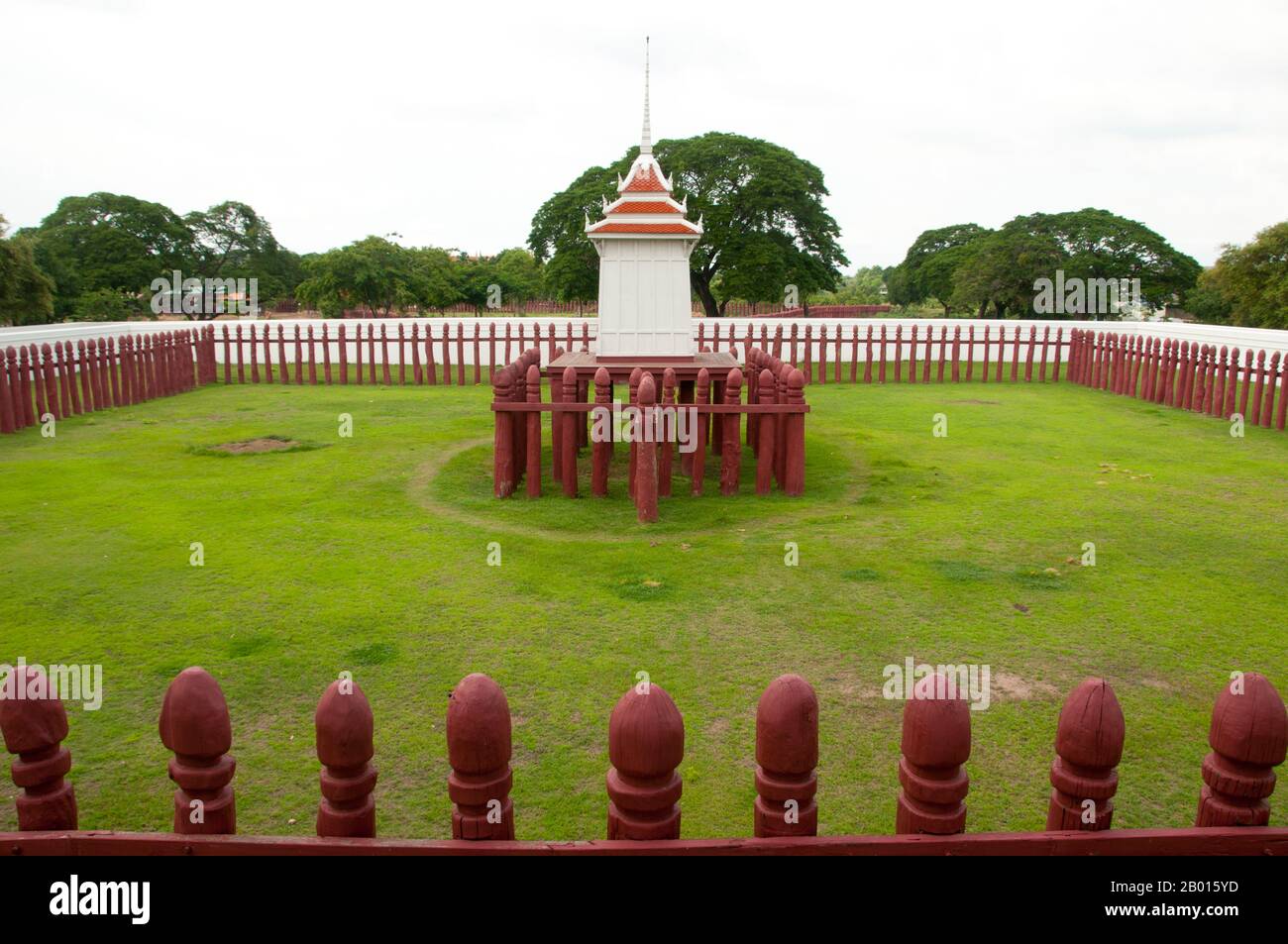 Thaïlande: Elephant Kraal, Parc historique d'Ayutthaya. Le Royal Elephant Kraal d'Ayutthaya était censé être construit à l'origine pendant le court règne du roi Yodfa aussi Yot Fa (1535-1548). Ayutthaya (Ayudhya) était un royaume siamois qui existait de 1351 à 1767. Ayutthaya était amical envers les commerçants étrangers, y compris les Chinois, les Vietnamiens (Annamais), les Indiens, les Japonais et les Perses, Et plus tard, les Portugais, les Espagnols, les Hollandais et les Français, leur permettant d'installer des villages à l'extérieur des murs de la ville. Au XVIe siècle, il a été décrit comme l'une des villes les plus grandes et les plus riches de l'est. Banque D'Images