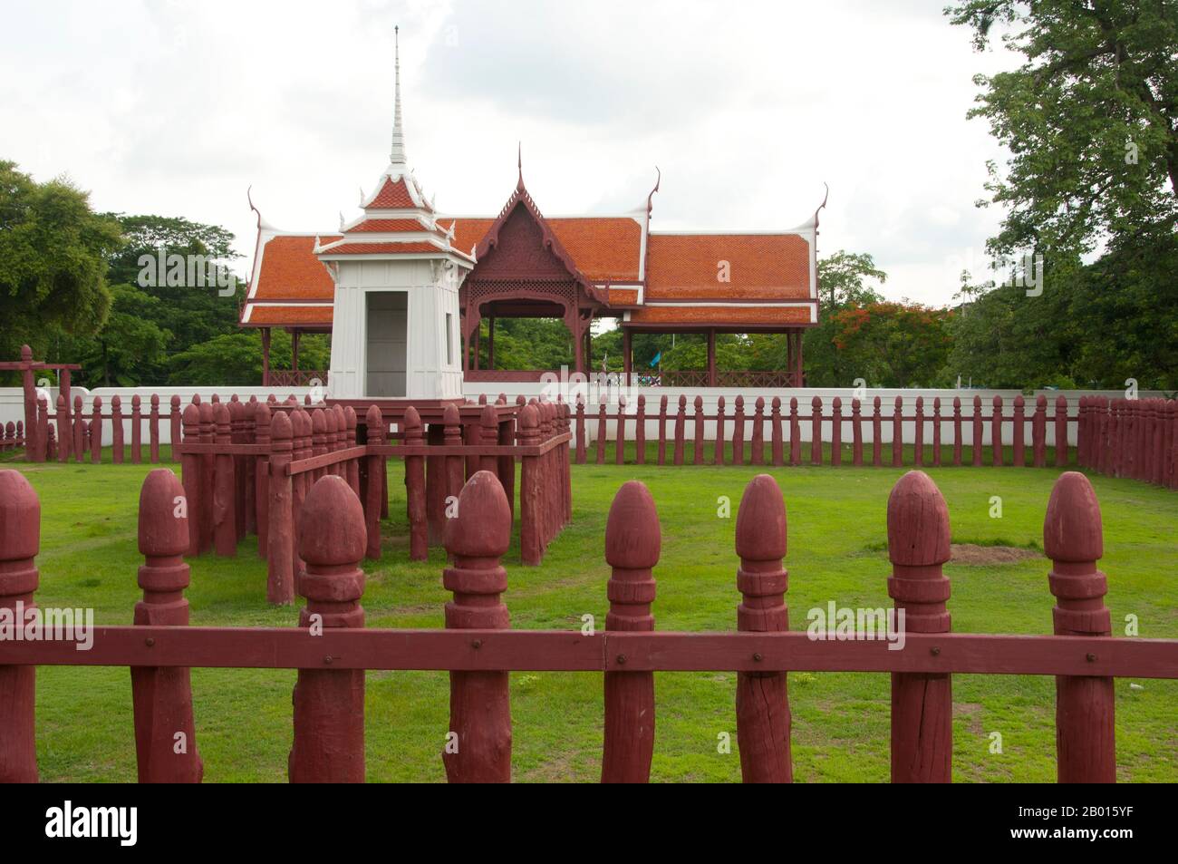 Thaïlande: Elephant Kraal, Parc historique d'Ayutthaya. Le Royal Elephant Kraal d'Ayutthaya était censé être construit à l'origine pendant le court règne du roi Yodfa aussi Yot Fa (1535-1548). Ayutthaya (Ayudhya) était un royaume siamois qui existait de 1351 à 1767. Ayutthaya était amical envers les commerçants étrangers, y compris les Chinois, les Vietnamiens (Annamais), les Indiens, les Japonais et les Perses, Et plus tard, les Portugais, les Espagnols, les Hollandais et les Français, leur permettant d'installer des villages à l'extérieur des murs de la ville. Au XVIe siècle, il a été décrit comme l'une des villes les plus grandes et les plus riches de l'est. Banque D'Images