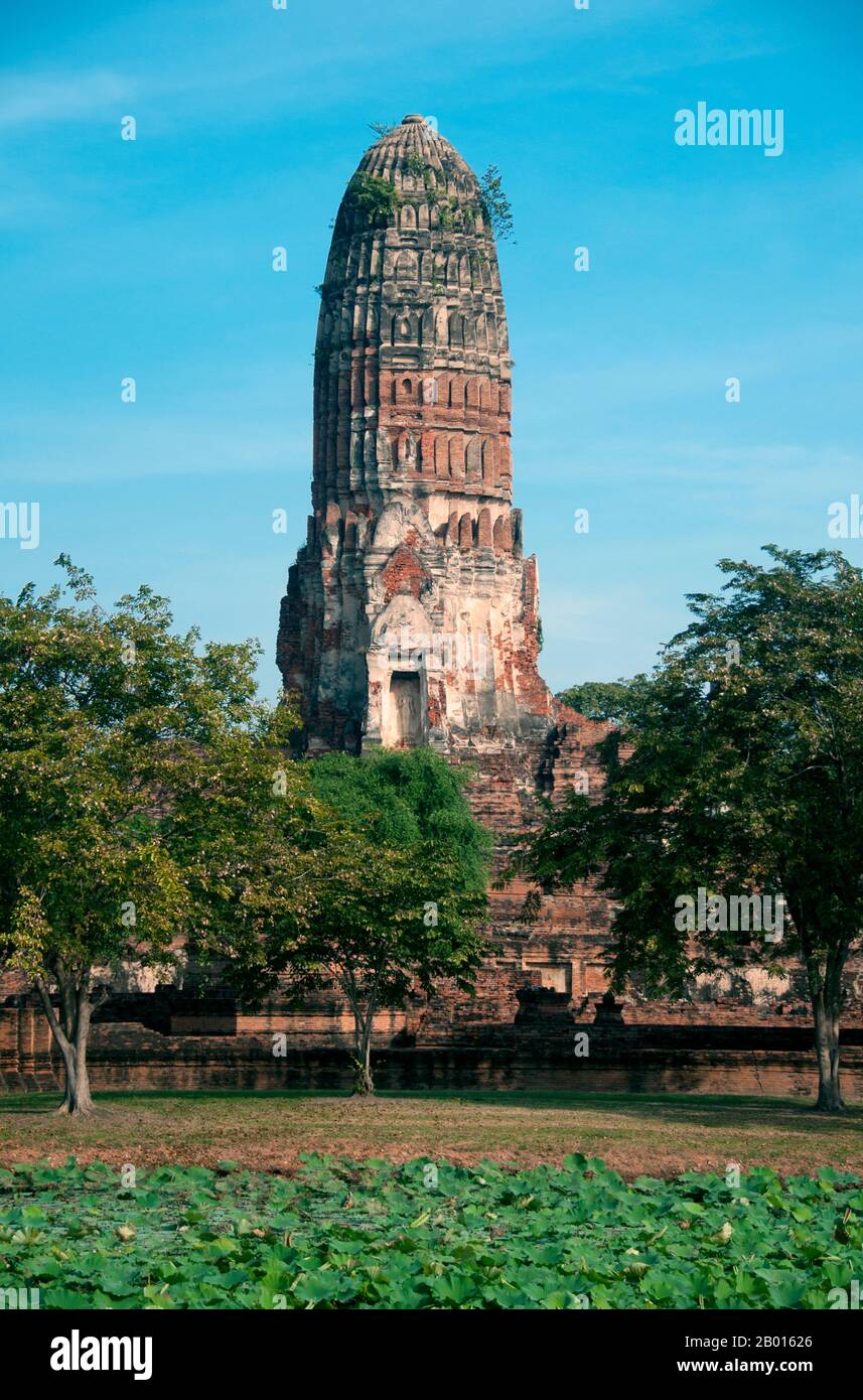 Thaïlande: Le magnifique prang de style khmer à Wat Phra RAM, Parc historique d'Ayutthaya. Wat Phra RAM a été construit au XIVe siècle, prétendument sur le site de crémation du roi Ramathibodi. Le prang date du règne du roi Borommatrailokanat (r. 1448-1488). Ayutthaya (Ayudhya) était un royaume siamois qui existait de 1351 à 1767. Ayutthaya était amical envers les commerçants étrangers, y compris les Chinois, les Vietnamiens (Annamais), les Indiens, les Japonais et les Perses, Et plus tard, les Portugais, les Espagnols, les Hollandais et les Français, leur permettant d'installer des villages à l'extérieur des murs de la ville. Banque D'Images Thaïlande: Le magnifique prang de style khmer à Wat Phra RAM, Parc historique d'Ayutthaya. Wat Phra RAM a été construit au XIVe siècle, prétendument sur le site de crémation du roi Ramathibodi. Le prang date du règne du roi Borommatrailokanat (r. 1448-1488). Ayutthaya (Ayudhya) était un royaume siamois qui existait de 1351 à 1767. Ayutthaya était amical envers les commerçants étrangers, y compris les Chinois, les Vietnamiens (Annamais), les Indiens, les Japonais et les Perses, Et plus tard, les Portugais, les Espagnols, les Hollandais et les Français, leur permettant d'installer des villages à l'extérieur des murs de la ville. Banque D'Images