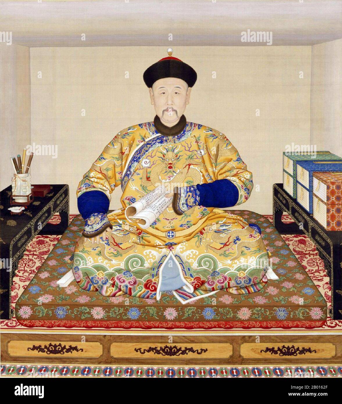 Chine : l'empereur Qianlong (25 septembre 1711 - 7 février 1799), à sa table d'écriture. Toile de défilement suspendue par Giuseppe Castiglione (1688-1766), c. 1750. L'empereur Qianlong, né Hongli et temple du