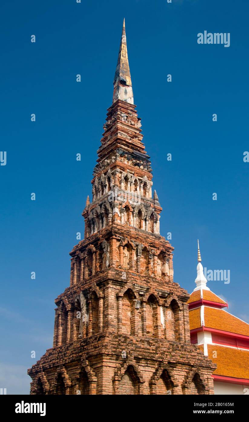 Thaïlande: Le Suwanna Chedi de style pyramidal à Wat Phrathat Haripunchai, Lamphun. Wat Phra que Haripunchai a été fondé en 1044 par le roi Athitayarat de Haripunchai sur le site du palais royal de la reine Chamathewi (Chama Thewi ou Chamadevi). La légende dit que les quartiers personnels de la reine sont enfermés dans le chedi de style Na LAN principal de 46 mètres de haut, recouvert de plaques de cuivre et recouvert d'un parapluie or ou d'une plée. Lamphun a été la capitale du petit Royaume mon de Haripunchai, mais culturellement riche, d'environ 750 ce à l'époque de sa conquête par le roi Mangrai (le fondateur de Chiang Mai) en 1281. Banque D'Images