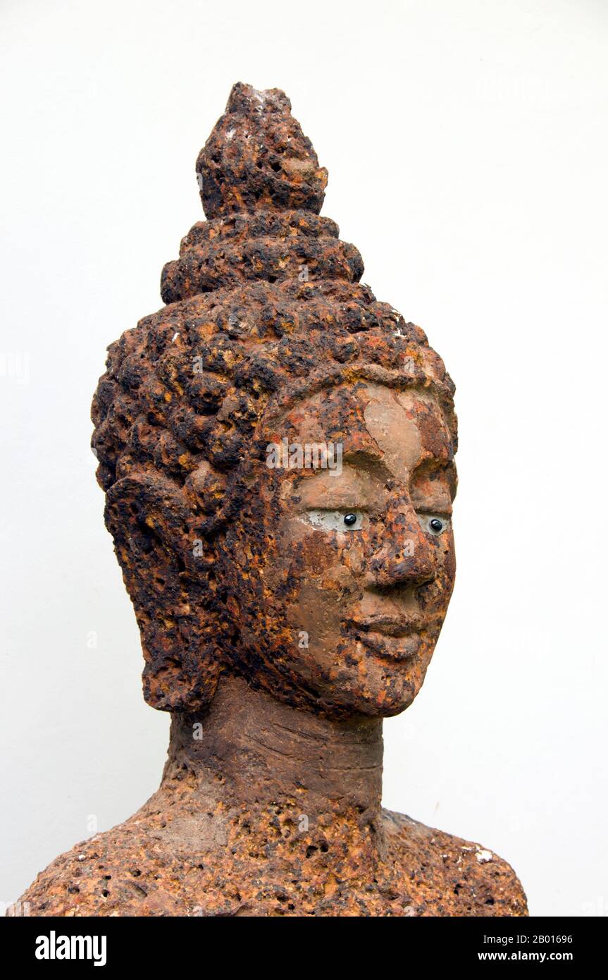 Thaïlande: Statue de Bouddha en terre cuite, Musée national de Haripunchai, Lamphun.Lamphun a été la capitale du petit Royaume mon de Haripunchai, mais culturellement riche, d'environ 750 ce à l'époque de sa conquête par le roi Mangrai (le fondateur de Chiang Mai) en 1281. Banque D'Images