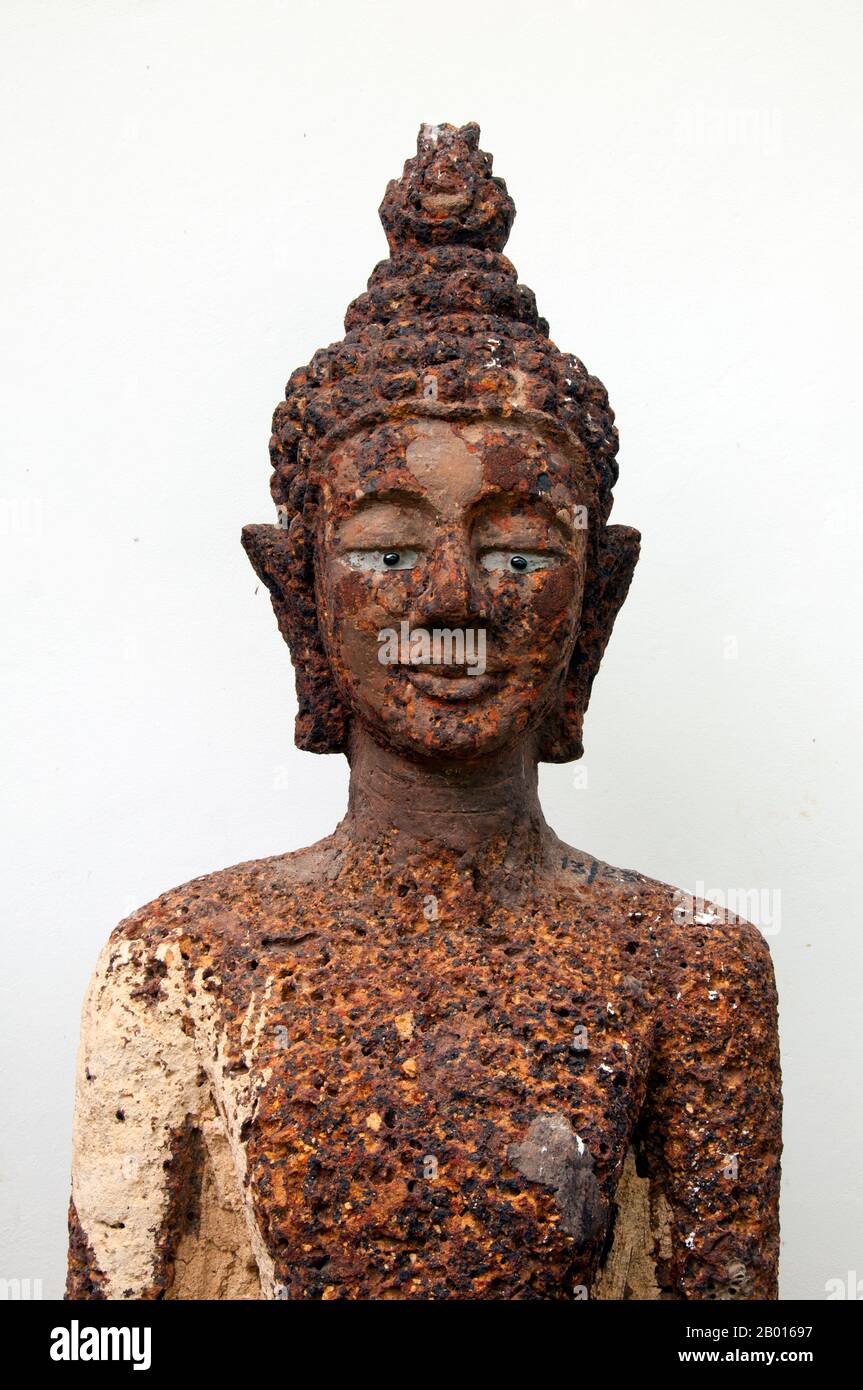 Thaïlande: Statue de Bouddha en terre cuite, Musée national de Haripunchai, Lamphun.Lamphun a été la capitale du petit Royaume mon de Haripunchai, mais culturellement riche, d'environ 750 ce à l'époque de sa conquête par le roi Mangrai (le fondateur de Chiang Mai) en 1281. Banque D'Images