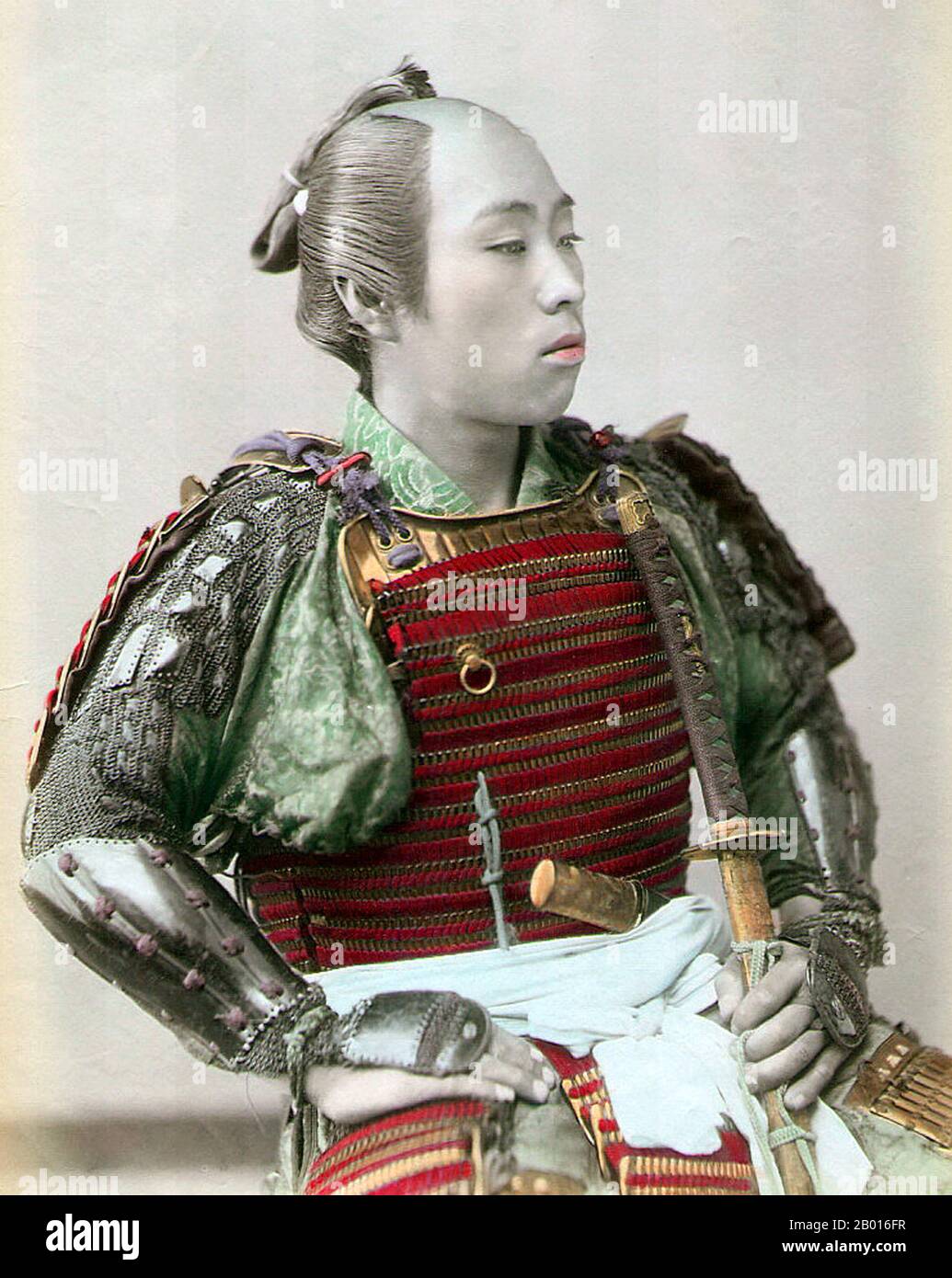 Japon: Photographie teintée à la main d'un samouraï assis, c.1895. Samouraï est le terme de noblesse militaire du Japon préindustriel.À la fin du XIIe siècle, les samouraïs sont devenus presque entièrement synonymes de bushi, et le mot était étroitement associé aux échelons moyen et supérieur de la classe des guerriers.Le samouraï a suivi un ensemble de règles qui sont connues sous le nom de Bushidō.Alors qu'ils comptaient moins de dix pour cent de la population japonaise, les enseignements des samouraïs peuvent encore être trouvés aujourd'hui à la fois dans la vie quotidienne et dans les arts martiaux comme Kendō, ce qui signifie le chemin de l'épée. Banque D'Images
