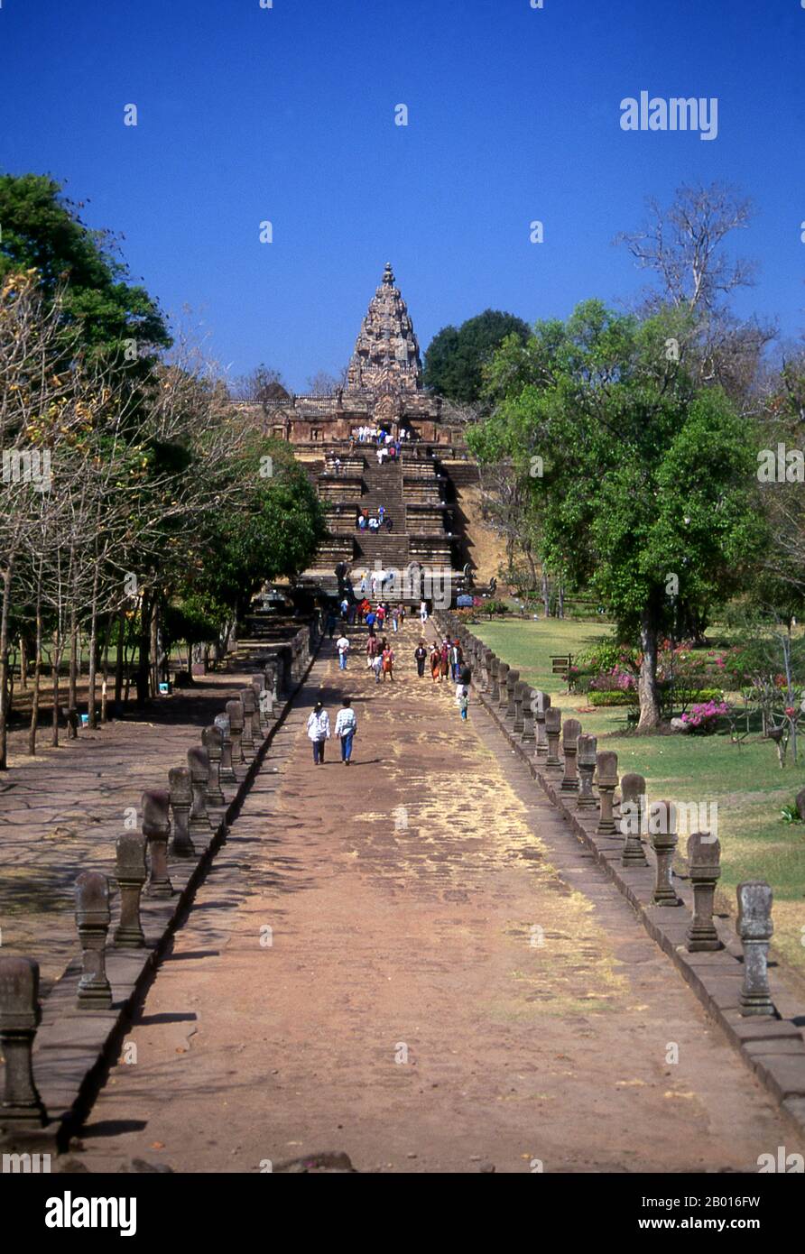 Thaïlande: Voie de procession menant à l'escalier en pierre à tête de Naga, Prasat Hin Phanom Rung, province de Buriram.Prasat Hin Phanom Rung (château de pierre de Phanom Rung) est un complexe de temples Khmers situé sur le bord d'un volcan éteint à 1,320 pieds au-dessus du niveau de la mer, dans la province de Buriram dans la région d'Isaan en Thaïlande.Il a été construit en grès et en laterite aux 10ème à 13ème siècles.C'était un sanctuaire hindou dédié à Shiva, et symbolise le Mont Kailash, sa demeure céleste. Banque D'Images