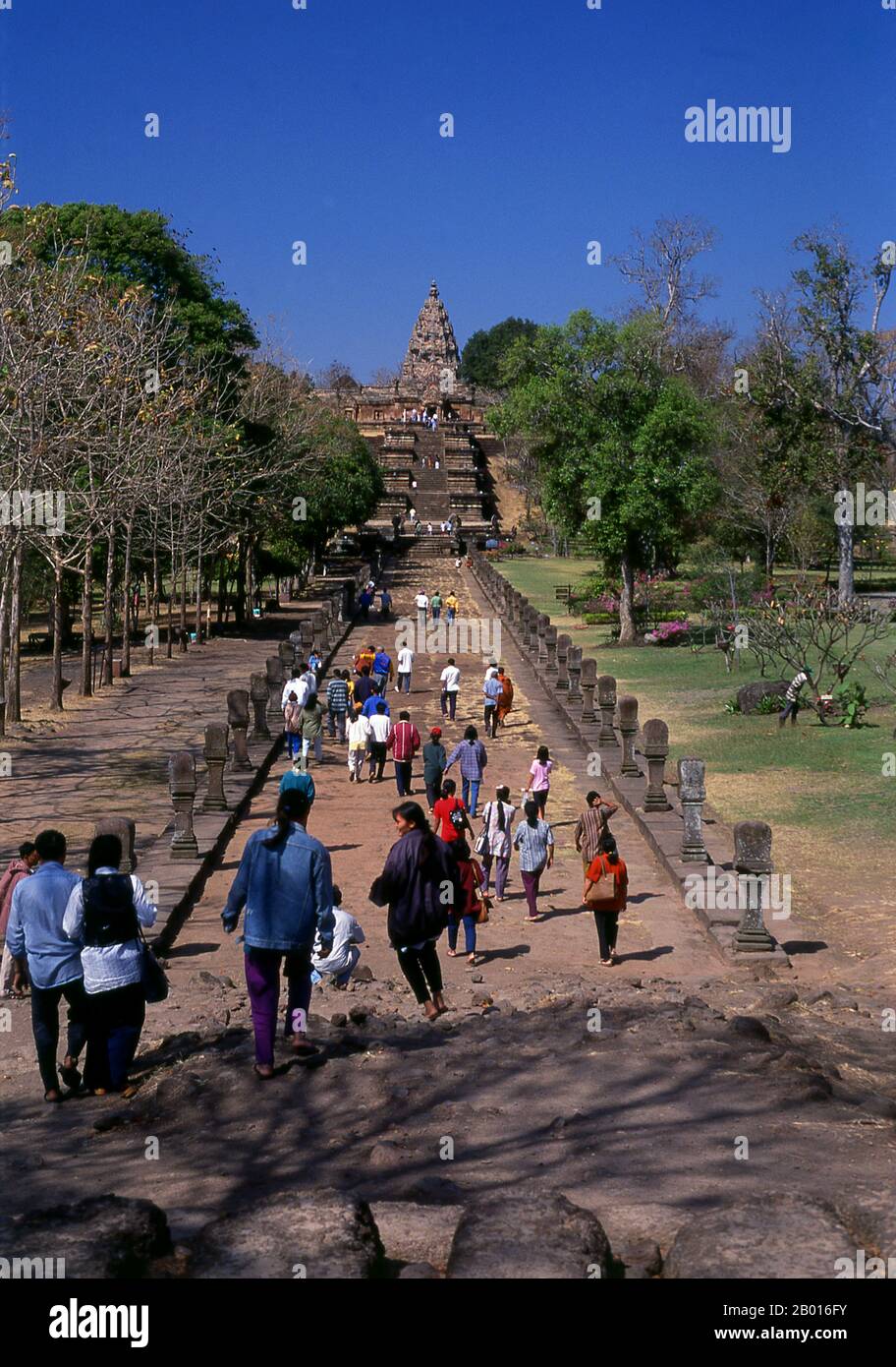 Thaïlande: Voie de procession menant à l'escalier en pierre à tête de Naga, Prasat Hin Phanom Rung, province de Buriram.Prasat Hin Phanom Rung (château de pierre de Phanom Rung) est un complexe de temples Khmers situé sur le bord d'un volcan éteint à 1,320 pieds au-dessus du niveau de la mer, dans la province de Buriram dans la région d'Isaan en Thaïlande.Il a été construit en grès et en laterite aux 10ème à 13ème siècles.C'était un sanctuaire hindou dédié à Shiva, et symbolise le Mont Kailash, sa demeure céleste. Banque D'Images