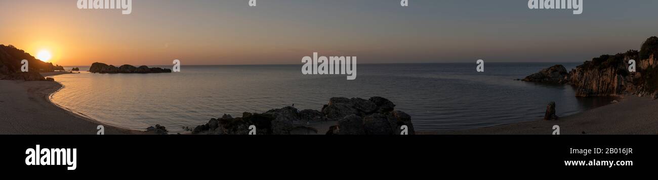 Panorama Beach à Imrenli avec des îles rocheuses dans la mer Noire pendant le coucher du soleil avec lumière dorée et deux personnes sur le rocher. Banque D'Images