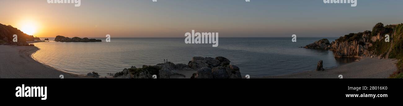 Panorama Beach à Imrenli avec des îles rocheuses dans la mer Noire pendant le coucher du soleil avec lumière dorée et deux personnes sur le rocher. Banque D'Images