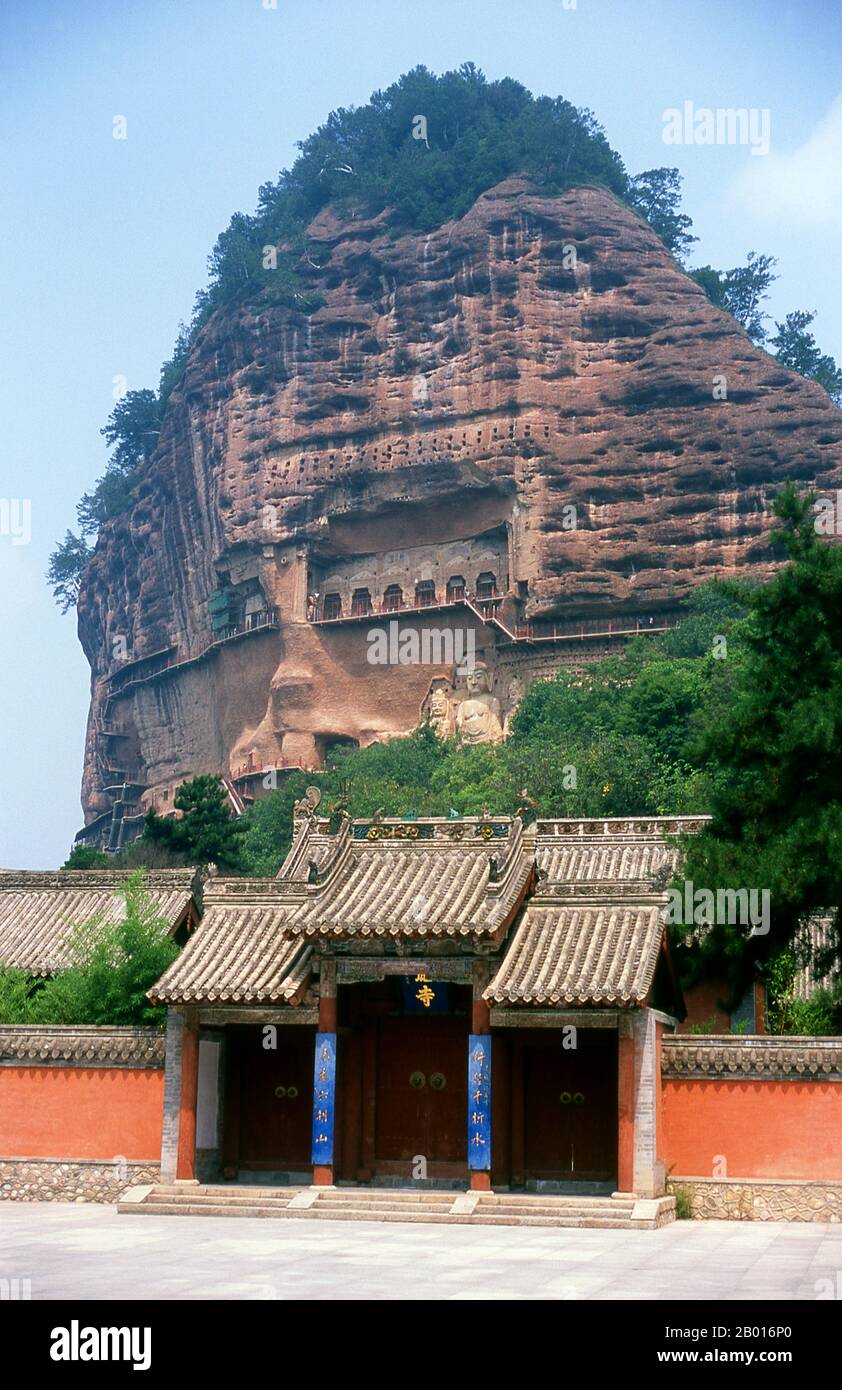Chine : grottes de Maiji Shan, Tianshui, province de Gansu.Maijishan Shiku (grottes de Maiji Shan) est l’un des quatre groupes de temples bouddhistes les plus importants de Chine (les autres étant Datong, Luoyang et les grottes de Mogao à Dunhuang).À partir des dynasties de Wei du Nord (386-535) et de Zhou du Nord (557-81), les bouddhistes tachent des grottes sur les côtés d'un affleurement rouge qui s'élève des collines couvertes de feuillage environnantes.Les figures du Bouddha, des bodhisattvas et des disciples ont été sculptées dans le rocher plus dur apporté d'ailleurs, et installées dans les grottes. Banque D'Images