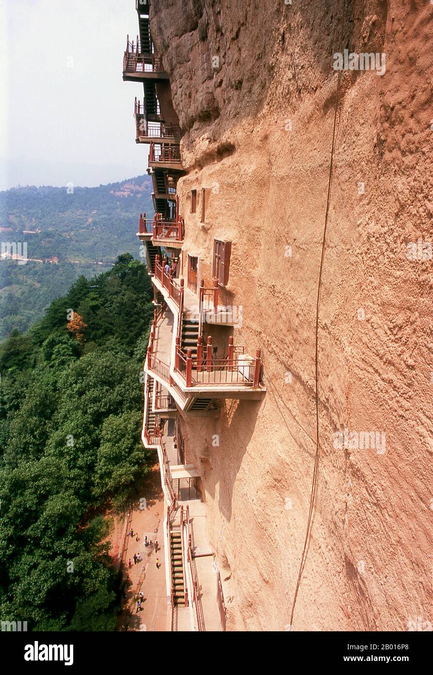Chine : escaliers précipitamment dans les grottes de Maiji Shan, Tianshui, province de Gansu.Maijishan Shiku (grottes de Maiji Shan) est l’un des quatre groupes de temples bouddhistes les plus importants de Chine (les autres étant Datong, Luoyang et les grottes de Mogao à Dunhuang).À partir des dynasties de Wei du Nord (386-535) et de Zhou du Nord (557-81), les bouddhistes tachent des grottes sur les côtés d'un affleurement rouge qui s'élève des collines couvertes de feuillage environnantes.Les figures du Bouddha, des bodhisattvas et des disciples ont été sculptées dans le rocher plus dur apporté d'ailleurs, et installées dans les grottes. Banque D'Images