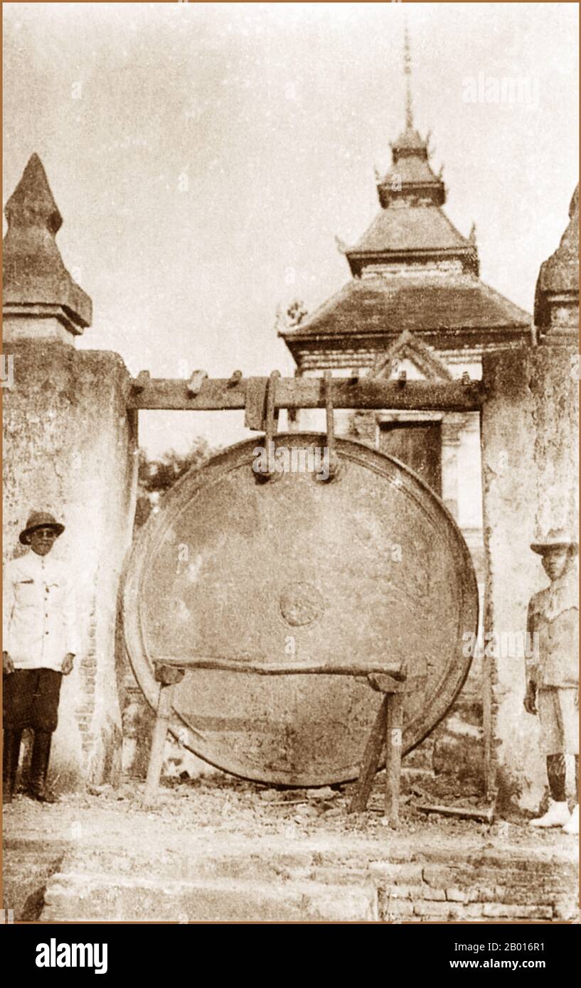 Thaïlande: Le grand gong dans Wat Phra que Haripunchai, Lamphun, c.1885. Selon l'ancien 'tamnan' ou la chronique historique de Wat Phra que Haripunchai, l'énorme gong de bronze qui pend dans la section nord-est du temple a été moulé dans l'année 1222 de l'ère bouddhiste 'pendant le règne de la reine Chamadevi',Ce qui correspond à 679 ce - presque certainement trop tôt une date.Un beffroi composé de deux piliers et d'un faisceau (illustré sur cette photo) a été érigé pour tenir le gong en 1882.Ce pavillon a été remplacé par le pavillon actuel (2011) à ciel ouvert et en relief de style birman en 1937. Banque D'Images