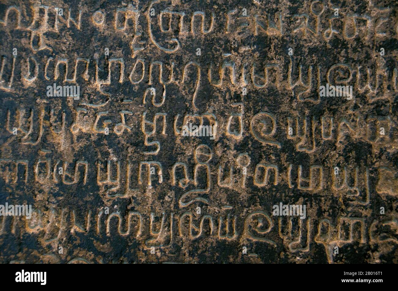 Thaïlande: Pierres d'inscription Lanna, salle d'inscription, Musée national de Haripunchai, Lamphun.Le script Tai Tham, également connu sous le nom de script Lanna, est utilisé pour trois langues vivantes : le thaï du Nord (c'est-à-dire le Kam Mueang), le Tai Lü et le Khün.En outre, le script Lanna est également utilisé pour Lao Tham (ou ancien Lao) et d'autres variantes dialectes dans les feuilles de palmier et les carnets bouddhistes.Le script est également connu sous le nom de script Tham ou Yuan.Lamphun a été la capitale du petit Royaume mon de Haripunchai, mais culturellement riche, d'environ 750 ce à l'époque de sa conquête par le roi Mangrai en 1281. Banque D'Images