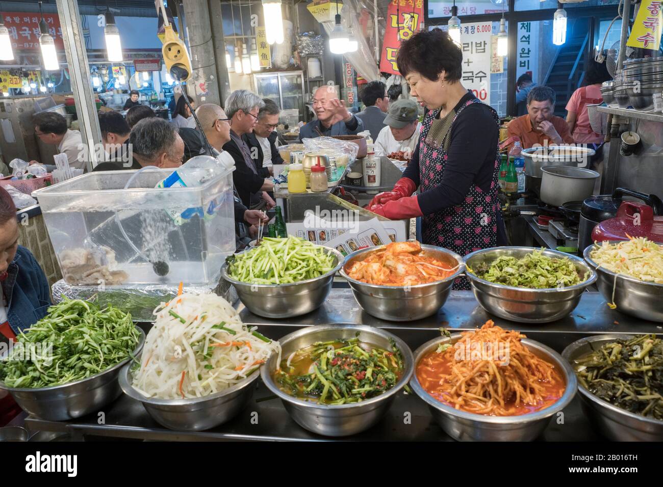 Corée du Sud, Séoul : cuisine de rue au marché de Gwangjang Banque D'Images
