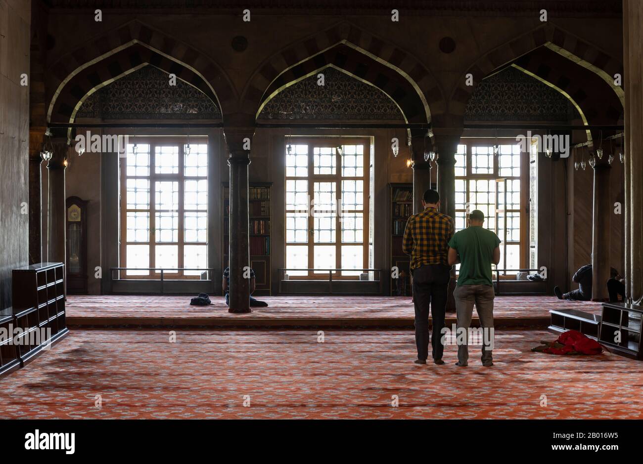 Istanbul, Turquie - 29 avril 2019: Les gens, deux hommes, priant dans la célèbre Mosk islamique bleue colorée, vieille, à Istanbul, Turquie. Banque D'Images
