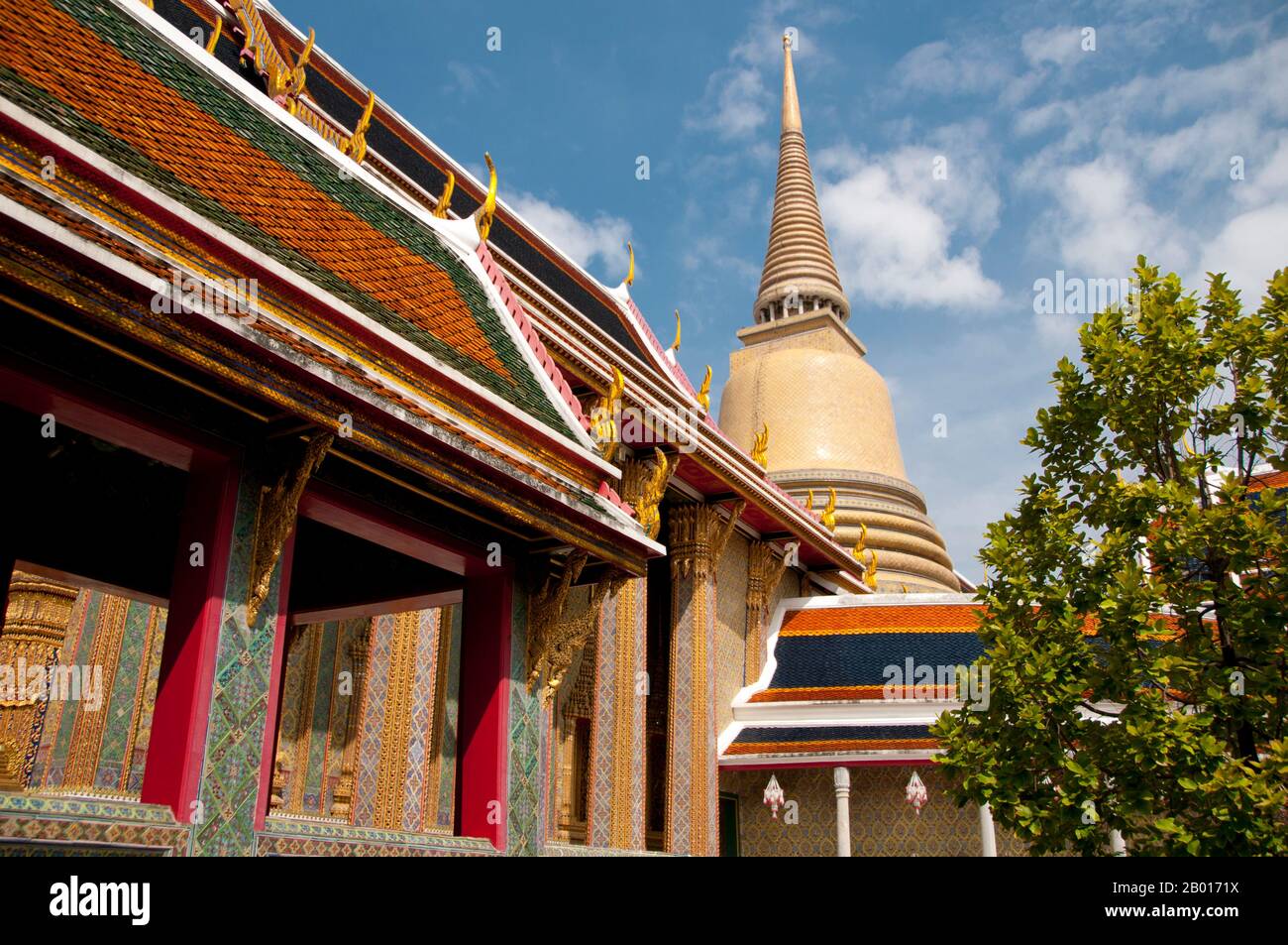 Thaïlande: Le chedi de style sri-lankais à Wat Ratchabophit, Bangkok.Wat Ratchabophit (Rajabophit) fut construit sous le règne du roi Chulalongkorn (Rama V, 1868 - 1910).Le temple mêle les styles architecturaux est et Ouest et est réputé pour son cloître circulaire entourant le grand chedi de style sri-lankais et reliant l'ubosot (bot) au nord avec le viharn au sud. Banque D'Images