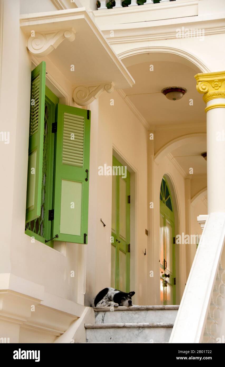 Thaïlande: Un chien dort sur un escalier dans un bâtiment extérieur de Wat Ratchabophit, Bangkok.Wat Ratchabophit (Rajabophit) fut construit sous le règne du roi Chulalongkorn (Rama V, 1868 - 1910).Le temple mêle les styles architecturaux est et Ouest et est réputé pour son cloître circulaire entourant le grand chedi de style sri-lankais et reliant l'ubosot (bot) au nord avec le viharn au sud. Banque D'Images