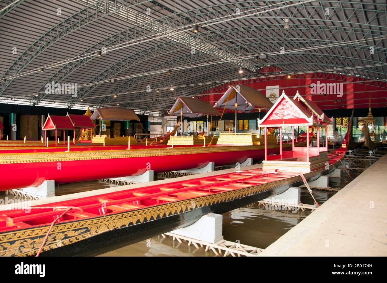 Thaïlande: Musée Royal Barges, Bangkok.Les barges royales de Thaïlande sont utilisées dans les cérémonies sur le fleuve Chao Phraya de Bangkok depuis le XVIIIe siècle, mais elles ont également été utilisées avant cette période dans l'ère Ayutthayenne.Les Royal Barges sont un mélange de savoir-faire et d'art thaïlandais traditionnel. La procession de la Royal Barge a lieu rarement, coïncidant généralement avec les événements culturels et religieux les plus importants.Pendant le règne du roi Bhumibol Adulyadej s'étendant sur plus de 60 ans, la procession n'a eu lieu que 16 fois. Banque D'Images