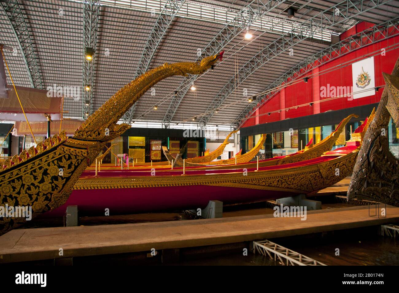 Les barges royales de Thaïlande sont utilisées dans les cérémonies sur le fleuve Chao Phraya de Bangkok depuis le XVIIIe siècle, mais elles ont également été utilisées avant cette période dans l'ère Ayutthayenne.Les Royal Barges sont un mélange de savoir-faire et d'art thaïlandais traditionnel. La procession de la Royal Barge a lieu rarement, coïncidant généralement avec les événements culturels et religieux les plus importants.Pendant le règne du roi Bhumibol Adulyadej s'étendant sur plus de 60 ans, la procession n'a eu lieu que 16 fois. Banque D'Images