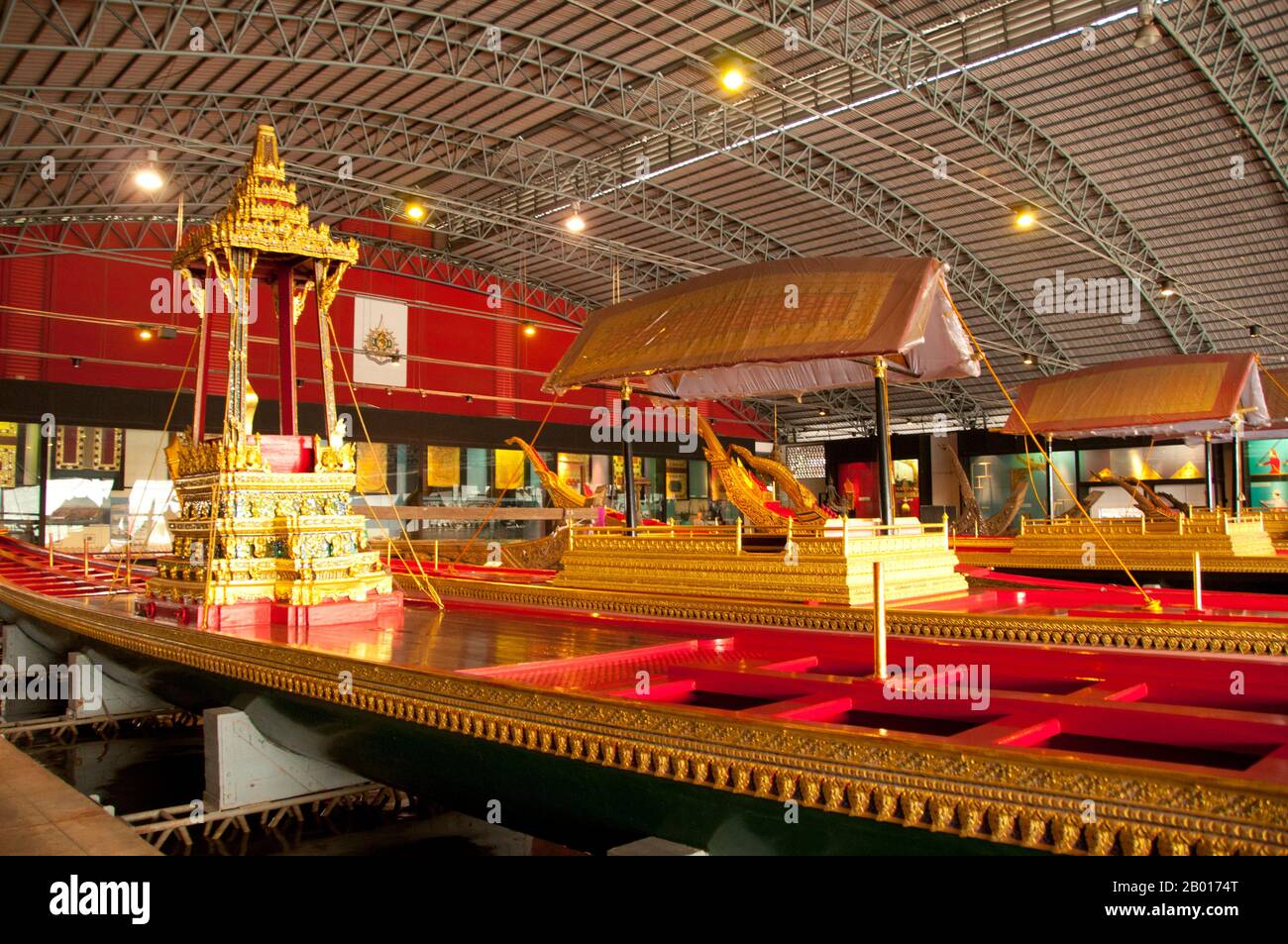 Thaïlande: Musée Royal Barges, Bangkok.Les barges royales de Thaïlande sont utilisées dans les cérémonies sur le fleuve Chao Phraya de Bangkok depuis le XVIIIe siècle, mais elles ont également été utilisées avant cette période dans l'ère Ayutthayenne.Les Royal Barges sont un mélange de savoir-faire et d'art thaïlandais traditionnel. La procession de la Royal Barge a lieu rarement, coïncidant généralement avec les événements culturels et religieux les plus importants.Pendant le règne du roi Bhumibol Adulyadej s'étendant sur plus de 60 ans, la procession n'a eu lieu que 16 fois. Banque D'Images