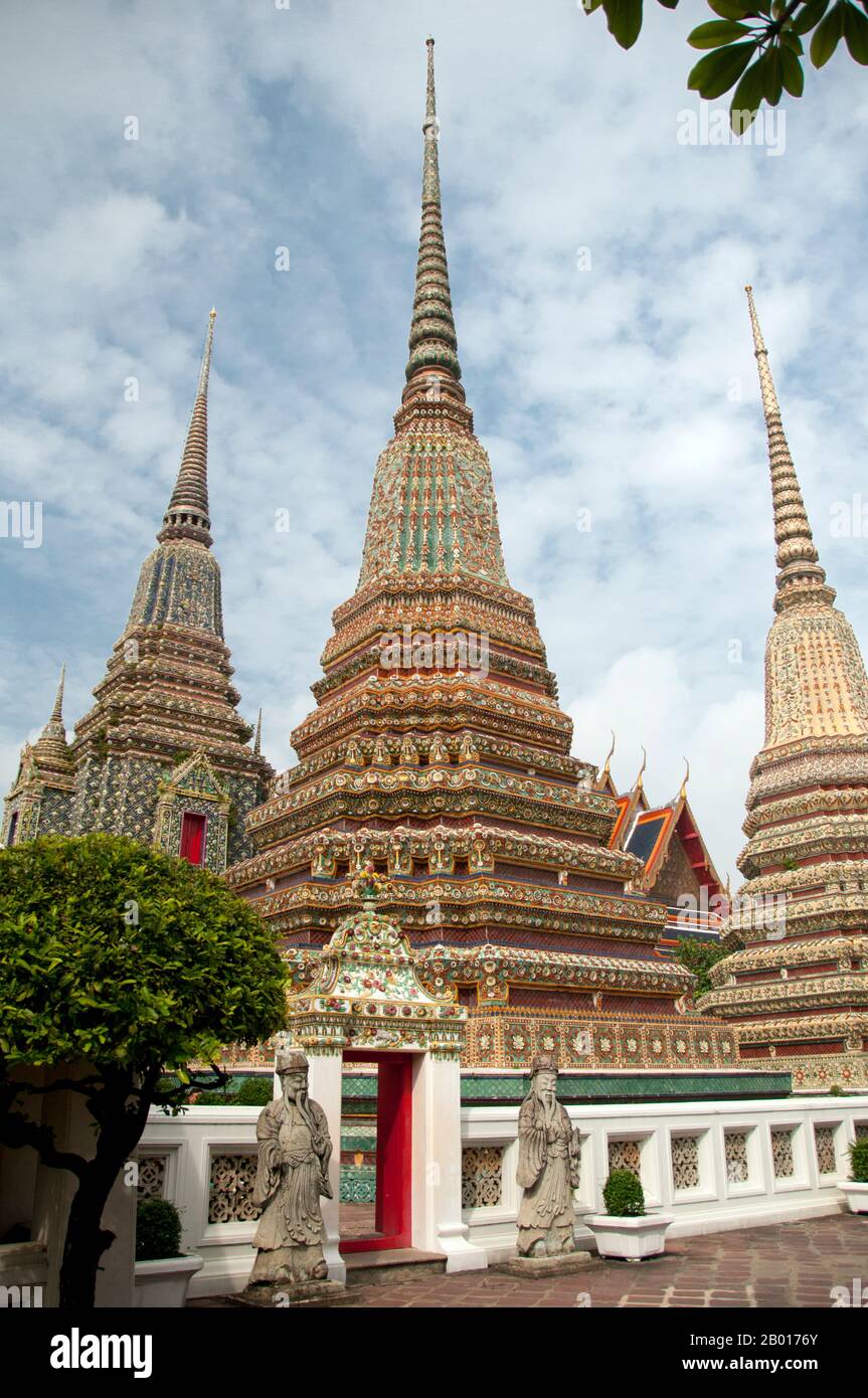 Thaïlande: Montée de Chedis à Wat Pho, Bangkok.Construit au 16th siècle, Wat Pho est le plus ancien temple de Bangkok.Le roi Rama I de la dynastie Chakri (1736-1809) reconstruit le temple en 1780s.Officiellement appelé Wat Phra Chetuphon, c'est l'un des temples bouddhistes les plus connus de Bangkok et est aujourd'hui une attraction touristique majeure, situé directement au sud du Grand Palais.Wat Pho est célèbre pour son Bouddha couché et renommé comme la maison du massage thaïlandais traditionnel. Banque D'Images