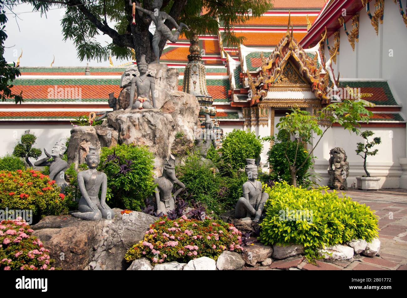 Thaïlande: Chiffres ermite, Wat Pho, Bangkok.Construit au 16th siècle, Wat Pho est le plus ancien temple de Bangkok.Le roi Rama I de la dynastie Chakri (1736—1809) reconstruit le temple en 1780s.Officiellement appelé Wat Phra Chetuphon, c'est l'un des temples bouddhistes les plus connus de Bangkok et est aujourd'hui une attraction touristique majeure, situé directement au sud du Grand Palais.Wat Pho est célèbre pour son Bouddha couché et renommé comme la maison du massage thaïlandais traditionnel. Banque D'Images