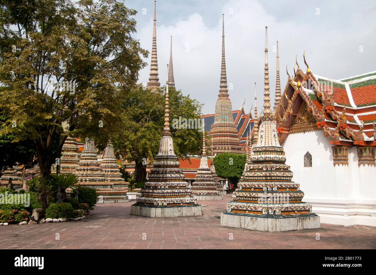 Thaïlande: Montée de Chedis à Wat Pho, Bangkok.Construit au 16th siècle, Wat Pho est le plus ancien temple de Bangkok.Le roi Rama I de la dynastie Chakri (1736—1809) reconstruit le temple en 1780s.Officiellement appelé Wat Phra Chetuphon, c'est l'un des temples bouddhistes les plus connus de Bangkok et est aujourd'hui une attraction touristique majeure, situé directement au sud du Grand Palais.Wat Pho est célèbre pour son Bouddha couché et renommé comme la maison du massage thaïlandais traditionnel. Banque D'Images