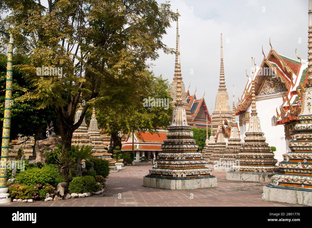 Thaïlande: Chedis et petit pavillon de massage, Wat Pho, Bangkok.Construit au 16th siècle, Wat Pho est le plus ancien temple de Bangkok.Le roi Rama I de la dynastie Chakri (1736—1809) reconstruit le temple en 1780s.Officiellement appelé Wat Phra Chetuphon, c'est l'un des temples bouddhistes les plus connus de Bangkok et est aujourd'hui une attraction touristique majeure, situé directement au sud du Grand Palais.Wat Pho est célèbre pour son Bouddha couché et renommé comme la maison du massage thaïlandais traditionnel. Banque D'Images