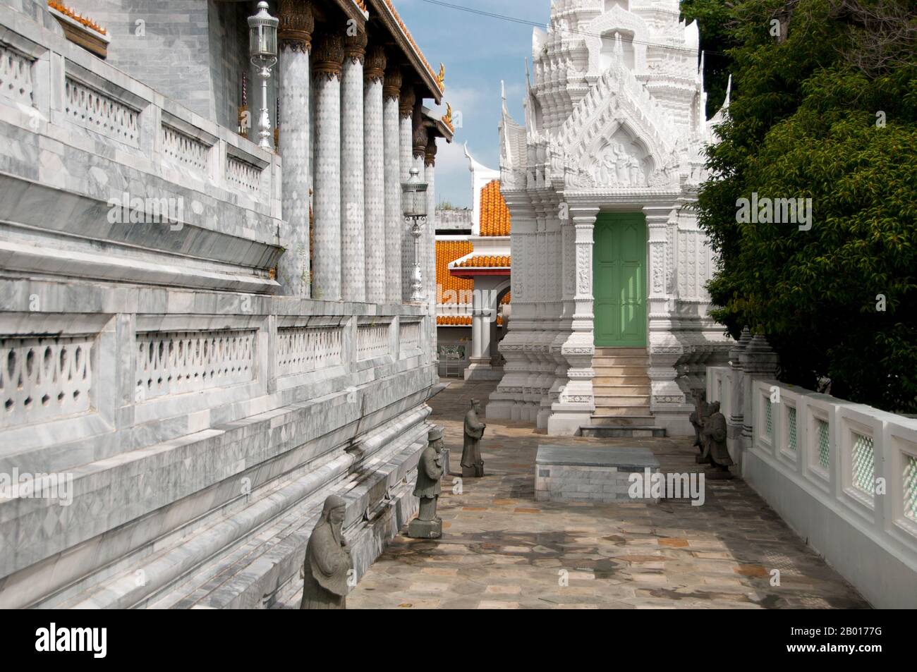 Thaïlande: Wat Ratchaparadit, Bangkok.Wat Ratchaparadit (Rajaparadit) a été construit au milieu du 19th siècle sous le règne du roi Mongkut (Rama IV).De nombreuses peintures murales dans le viharn principal présentent des cérémonies et des festivals thaïlandais qui ont lieu au cours de l'année et ont été peints à la fin du siècle 19th. Banque D'Images