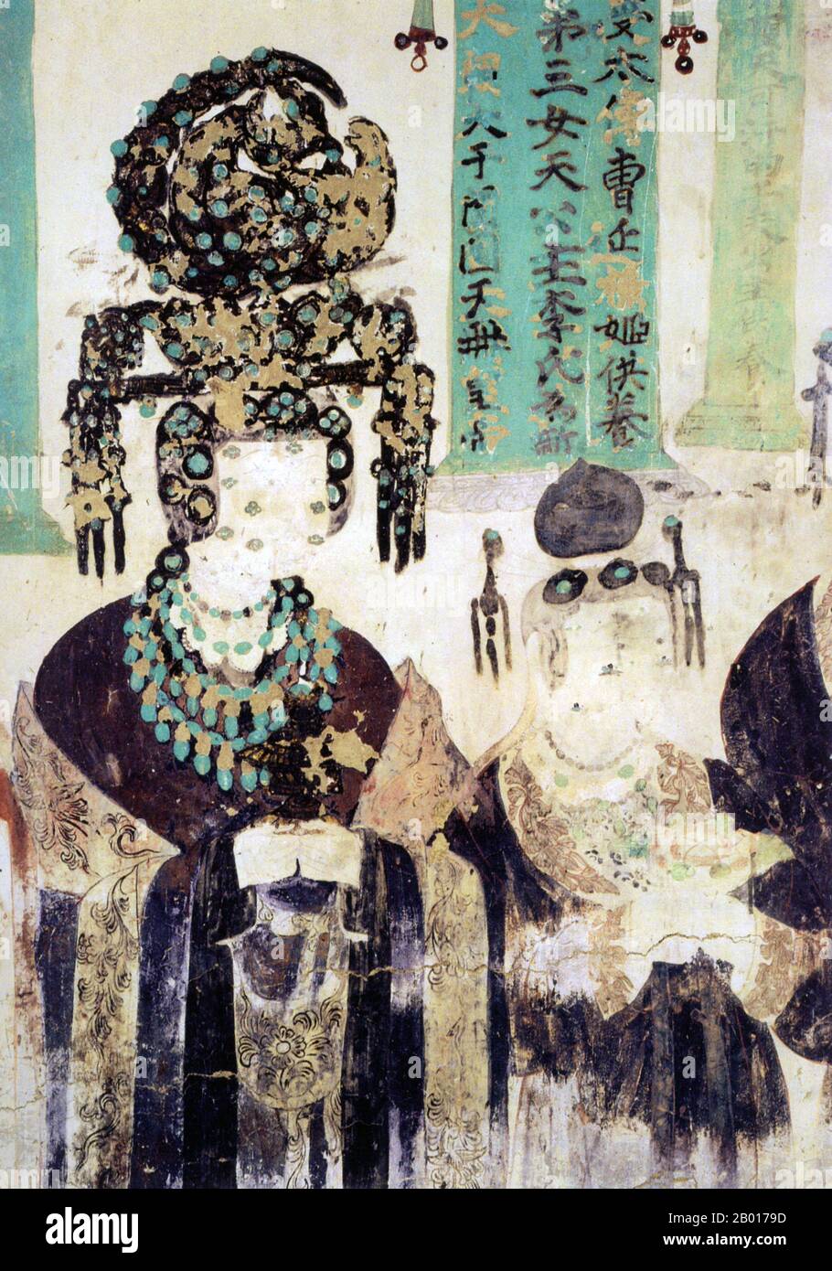 Chine : une princesse khotanaise, épouse de Cao Yuanzhang, roi d'Hexi.Mogao Cave 61, Dunhuang, période des cinq dynasties (c.907-960).Les Caos contrôlaient Hexi et Dunhuang au 10th siècle.Ils ont formé des alliances avec leurs voisins de Kholan, souvent par intermariage.Les femmes Cao représentées dans les grottes de Mogao ont toutes été peintes avec des vêtements et des bijoux élaborés.Même le maquillage sur leur visage est encore clairement visible aujourd'hui. Banque D'Images