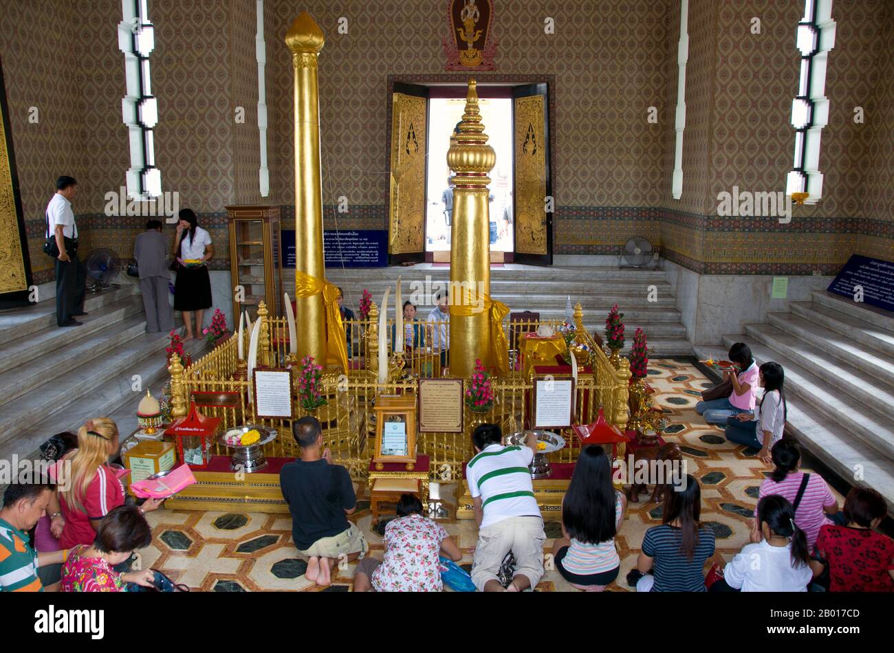 Thaïlande: Les gens qui respectent le Lak Muang (pilier de la ville), à côté de Sanam Luang, Bangkok.Lak Muang (Lak Mueang) sont des piliers de la ville que l'on trouve dans la plupart des villes de Thaïlande.Habituellement abrité dans un sanctuaire qui est également considéré à la maison de Chao Pho Lak Mueang, l'esprit de la ville de la déité; il est tenu en haute estime par les citoyens.C'est probablement le roi Bouddha Yodfa Chulaloke (Rama I), qui a érigé le premier pilier de la ville le 21 avril 1782, quand il a déplacé sa capitale de Thonburi à Bangkok.Le sanctuaire était en fait le premier bâtiment de sa nouvelle capitale, le Palais et d'autres bâtiments ont été créés plus tard. Banque D'Images
