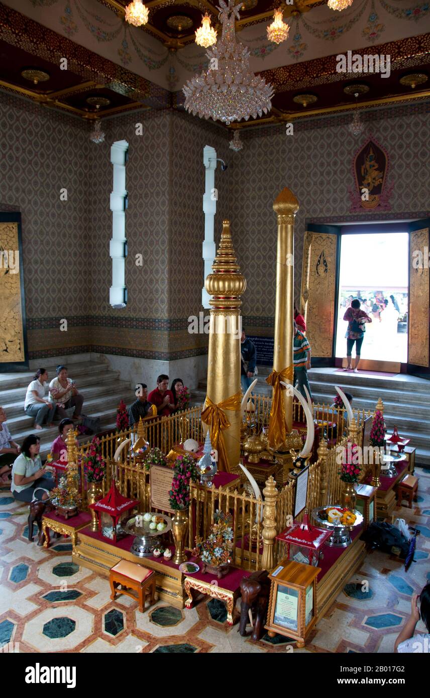 Thaïlande: Les gens qui respectent le Lak Muang (pilier de la ville), à côté de Sanam Luang, Bangkok.Lak Muang (Lak Mueang) sont des piliers de la ville que l'on trouve dans la plupart des villes de Thaïlande.Habituellement abrité dans un sanctuaire qui est également considéré à la maison de Chao Pho Lak Mueang, l'esprit de la ville de la déité; il est tenu en haute estime par les citoyens.C'est probablement le roi Bouddha Yodfa Chulaloke (Rama I), qui a érigé le premier pilier de la ville le 21 avril 1782, quand il a déplacé sa capitale de Thonburi à Bangkok.Le sanctuaire était en fait le premier bâtiment de sa nouvelle capitale, le Palais et d'autres bâtiments ont été créés plus tard. Banque D'Images