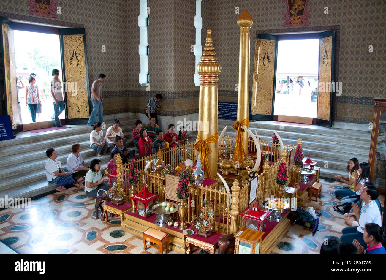 Thaïlande: Les gens qui respectent le Lak Muang (pilier de la ville), à côté de Sanam Luang, Bangkok.Lak Muang (Lak Mueang) sont des piliers de la ville que l'on trouve dans la plupart des villes de Thaïlande.Habituellement abrité dans un sanctuaire qui est également considéré à la maison de Chao Pho Lak Mueang, l'esprit de la ville de la déité; il est tenu en haute estime par les citoyens.C'est probablement le roi Bouddha Yodfa Chulaloke (Rama I), qui a érigé le premier pilier de la ville le 21 avril 1782, quand il a déplacé sa capitale de Thonburi à Bangkok.Le sanctuaire était en fait le premier bâtiment de sa nouvelle capitale, le Palais et d'autres bâtiments ont été créés plus tard. Banque D'Images
