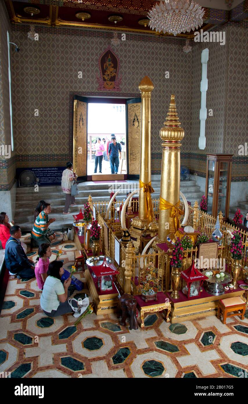 Thaïlande: Les gens qui respectent le Lak Muang (pilier de la ville), à côté de Sanam Luang, Bangkok.Lak Muang (Lak Mueang) sont des piliers de la ville que l'on trouve dans la plupart des villes de Thaïlande.Habituellement abrité dans un sanctuaire qui est également considéré à la maison de Chao Pho Lak Mueang, l'esprit de la ville de la déité; il est tenu en haute estime par les citoyens.C'est probablement le roi Bouddha Yodfa Chulaloke (Rama I), qui a érigé le premier pilier de la ville le 21 avril 1782, quand il a déplacé sa capitale de Thonburi à Bangkok.Le sanctuaire était en fait le premier bâtiment de sa nouvelle capitale, le Palais et d'autres bâtiments ont été créés plus tard. Banque D'Images
