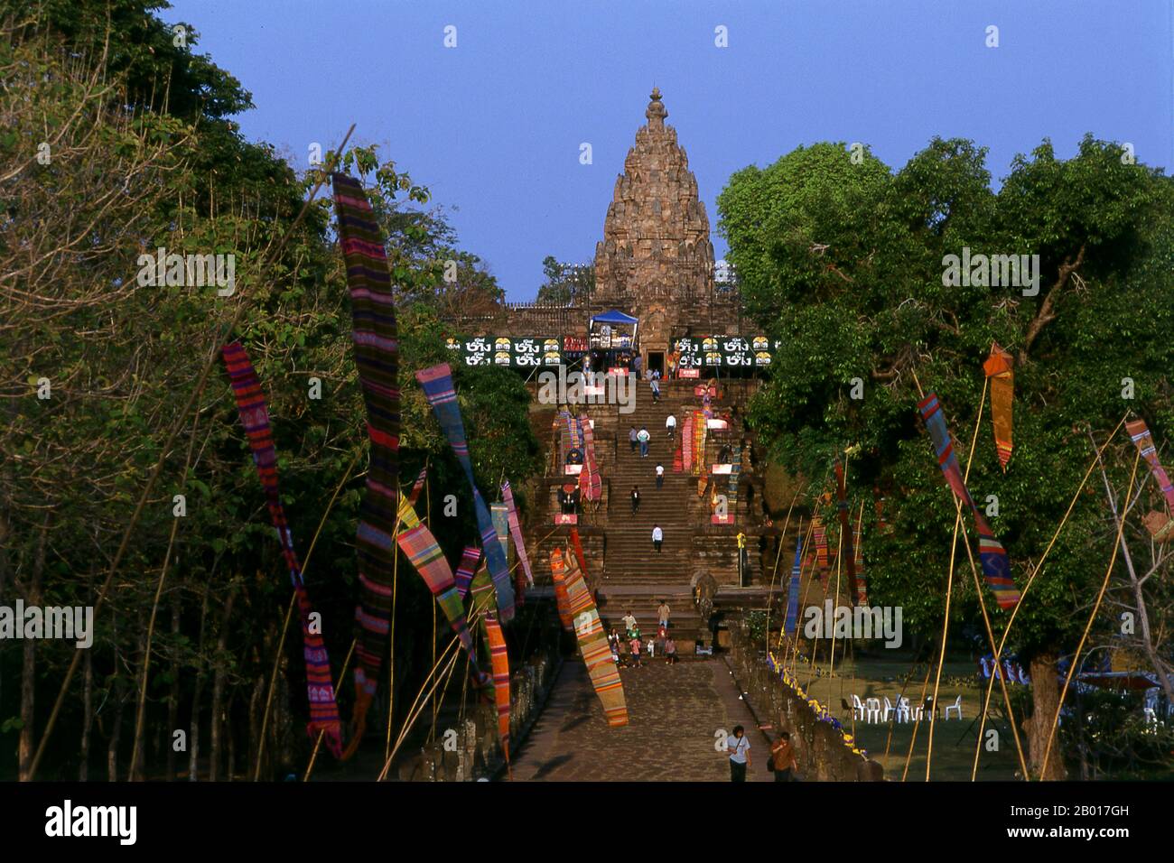 Thaïlande: Escalier en pierre à tête de Naga, Prasat Hin Phanom Rung (château en pierre de Phanom Rung), province de Buriram, nord-est de la Thaïlande.Phanom Rung est un complexe de temples Khmers situé sur le bord d'un volcan éteint à 1 320 pieds au-dessus du niveau de la mer, dans la province de Buriram, dans la région d'Isaan en Thaïlande.Il a été construit en grès et en laterite au cours des 10th à 13th siècles.C'était un sanctuaire hindou dédié à Shiva, et symbolise le Mont Kailash, sa demeure céleste. Banque D'Images