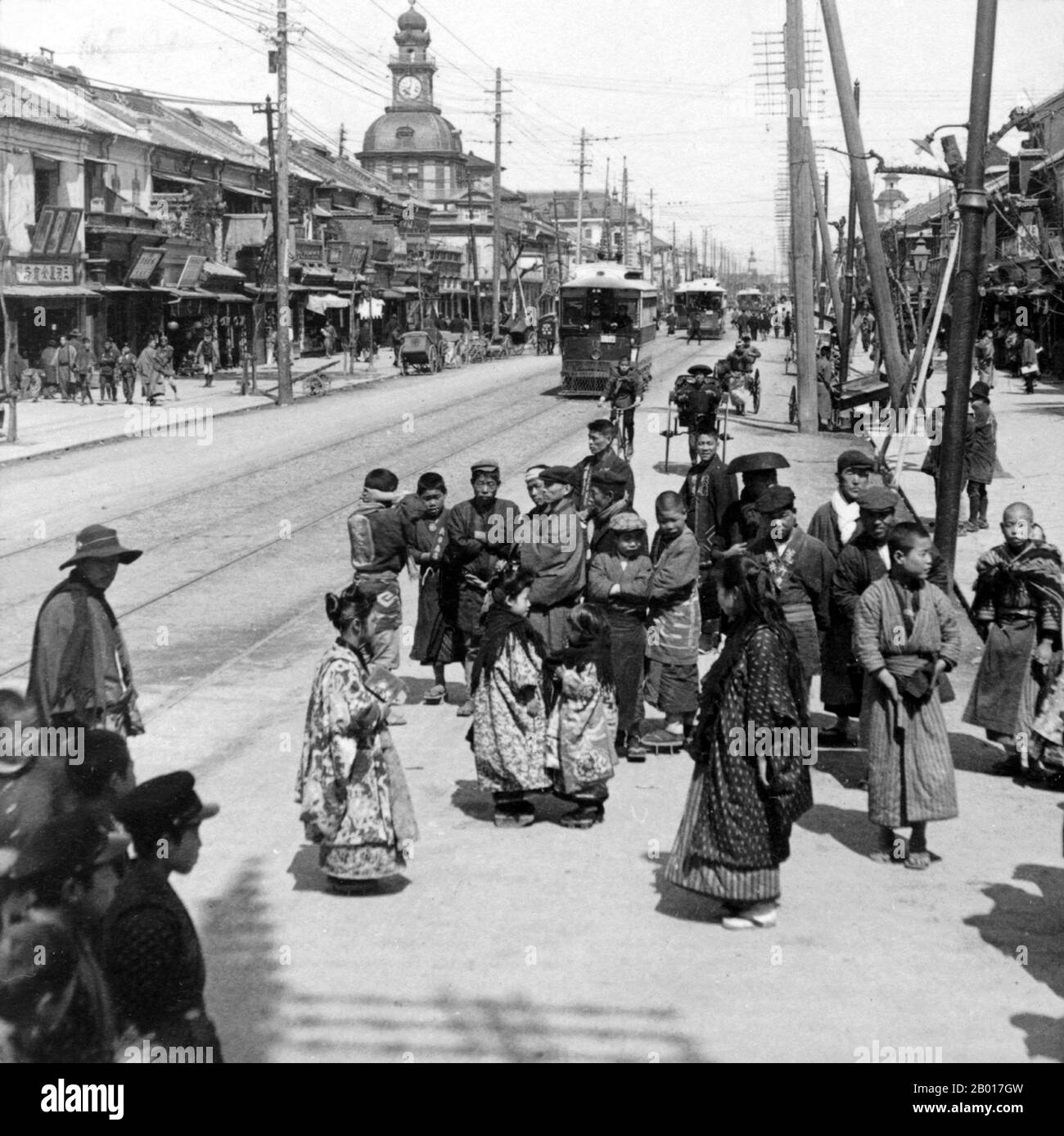 Japon: Une scène de rue dans le quartier de Ginza à Tokyo, 1904.Ginza est un quartier de Chūō, Tokyo, situé au sud de Yaesu et Kyōbashi, à l'ouest de Tsukiji, à l'est de Yūrakuchō et Uchisaiwaichō, et au nord de Shinbashi. Banque D'Images