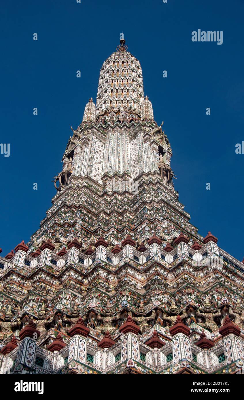 Thaïlande: Le prang central de style khmer à Wat Arun (Temple de l'Aube), Bangkok.Wat Arun Rajwararam (Temple de l'Aube), nom complet Wat Arunratchwararam Ratchaworamahawihan, est un temple bouddhiste thaïlandais situé sur la rive ouest de Thonburi de la rivière Chao Phraya à Bangkok.Il porte le nom d'Aruna, le Dieu indien de l'Aube.Un monastère s'est tenu ici depuis la période Ayutthayenne (1351 - 1767), mais la caractéristique exceptionnelle du temple, le prang central de style khmer, n'a pas commencé jusqu'en 1809, pendant le règne du roi Bouddha Loetla Nabhalai (Rama II). Banque D'Images