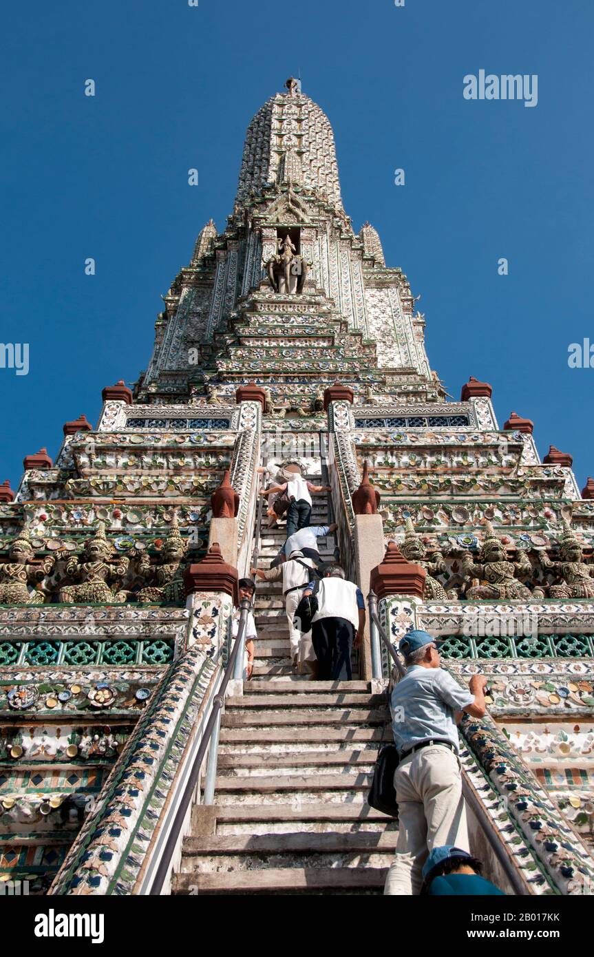 Thaïlande: Les visiteurs grimpent le prang central de style khmer à Wat Arun (Temple de l'Aube), Bangkok.Wat Arun Rajwararam (Temple de l'Aube), nom complet Wat Arunratchwararam Ratchaworamahawihan, est un temple bouddhiste thaïlandais situé sur la rive ouest de Thonburi de la rivière Chao Phraya à Bangkok.Il porte le nom d'Aruna, le Dieu indien de l'Aube.Un monastère s'est tenu ici depuis la période Ayutthayenne (1351 - 1767), mais la caractéristique exceptionnelle du temple, le prang central de style khmer, n'a pas commencé jusqu'en 1809, pendant le règne du roi Bouddha Loetla Nabhalai (Rama II). Banque D'Images