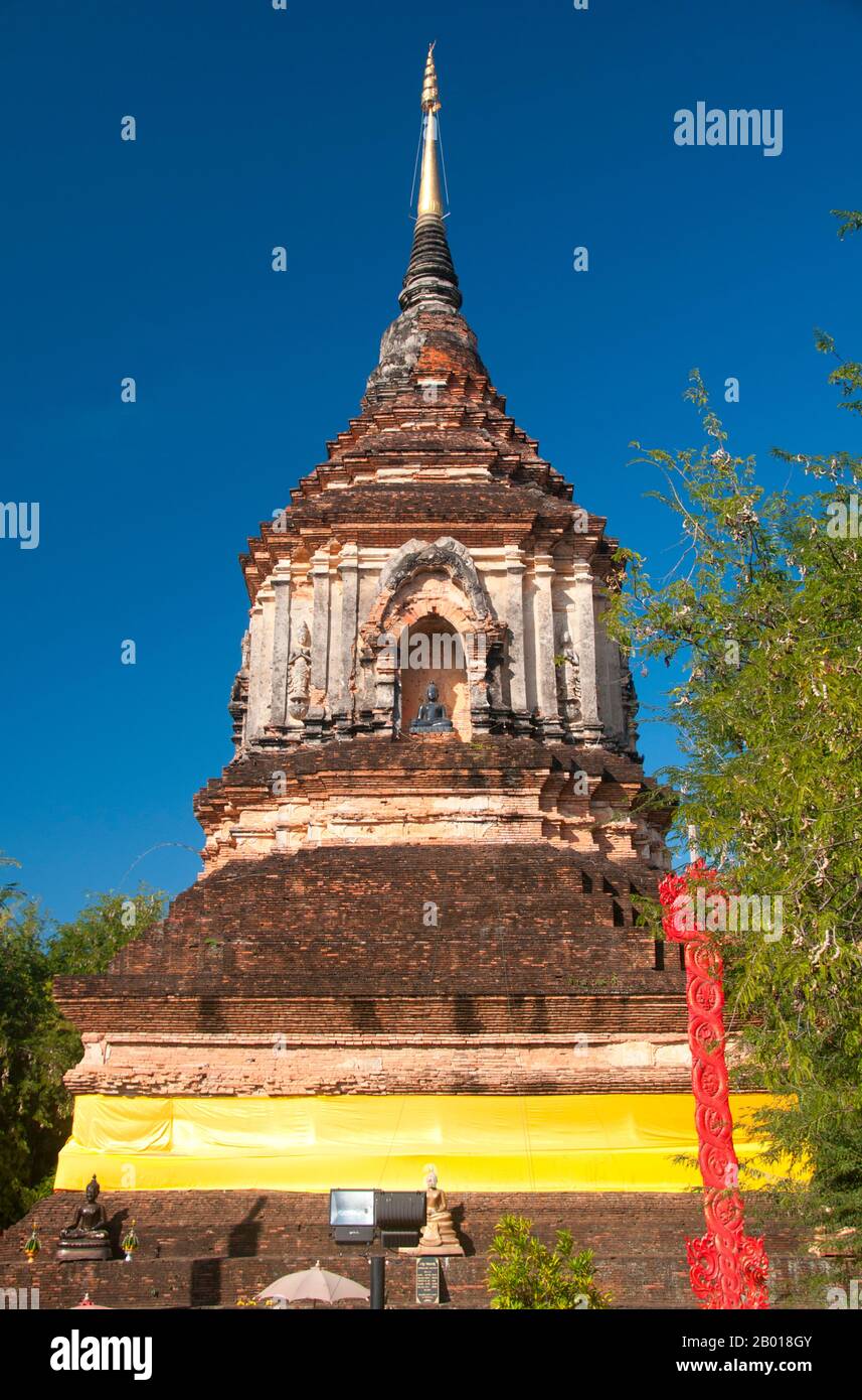 Thaïlande: Le chedi du 16th siècle à Wat Lok Moli, Chiang Mai. Wat Lok Moli ou «le noeud du monde» aurait été fondé par le roi Ku Na, roi de 6th de la dynastie Mangrai (1263–1578), qui a dirigé le Royaume de Lanna à partir de Chiang Mai entre 1367 et 1388. C'était probablement un temple royal, puisque le côté nord de la ville était un quartier royal à l'époque; certainement le sanctuaire jouissait d'une longue et étroite association avec les dirigeants de Mangrai. Selon un avis à l'entrée sud du temple, le roi Ku Na a invité un groupe de dix moines birmans à venir vivre à Lok Moli. Banque D'Images