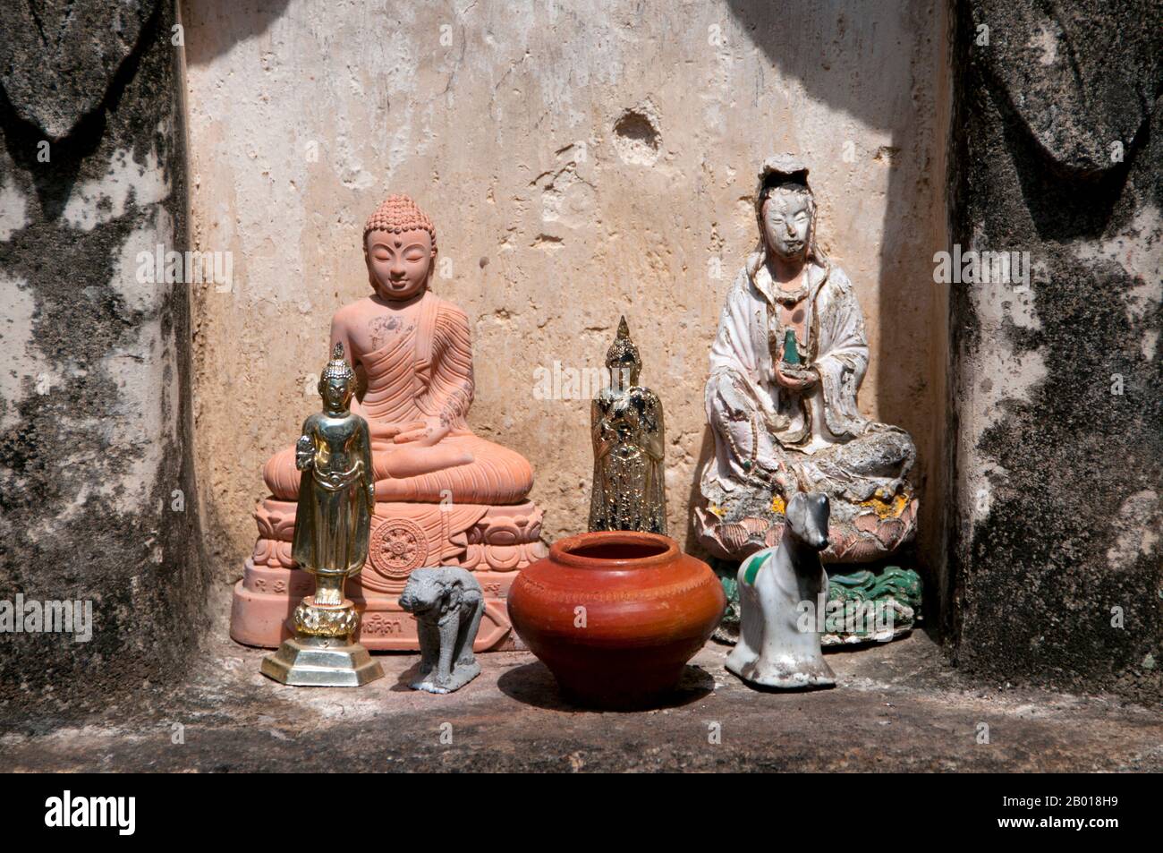 Thaïlande : Bouddhas miniatures et statue de Guan Yin sur le principal chedi au temple Shan (Tai Yai) de Wat Pa Pao, Chiang Mai. Wat Pa Pao est un temple bouddhiste Shan (Tai Yai) qui sert de centre pour la communauté Shan de Chiang Mai. Il a été construit à la fin du 19th siècle. Une fois par an, Wat Pa Pao accueille les luk kaeo, ou « Crystal Sons » - jeunes garçons Shan sur le point d'être ordonnés dans le monarque bouddhiste. Beaucoup de ces novices se rendent à Chiang Mai depuis les communautés Shan environnantes à Mae Cham, Mae Rim, Chiang Dao et Fang. Cette cérémonie annuelle de Shan s'appelle Poy sang long. Banque D'Images