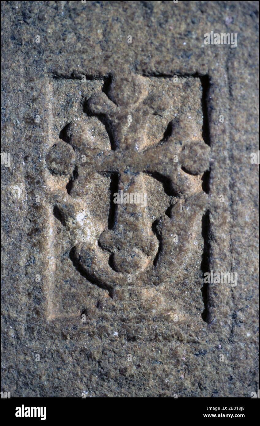 Sri Lanka : une croix Nestorienne sculptée dans le roc à Anuradhapura, c. 500 CE. Nestorianisme est une doctrine christologique avancée par Nestorius, Patriarche de Constantinople de 428 à 431. La doctrine, qui a été informée par les études de Nestorius sous Théodore de Mopsuestia à l'École d'Antioche, souligne la désunion entre les natures humaine et divine de Jésus. Les enseignements de Nestorius l'ont amené en conflit avec d'autres leaders religieux importants, notamment Cyril d'Alexandrie, qui a critiqué en particulier son rejet du titre Theotokos (l'autre de Dieu) pour la Vierge Marie. Banque D'Images