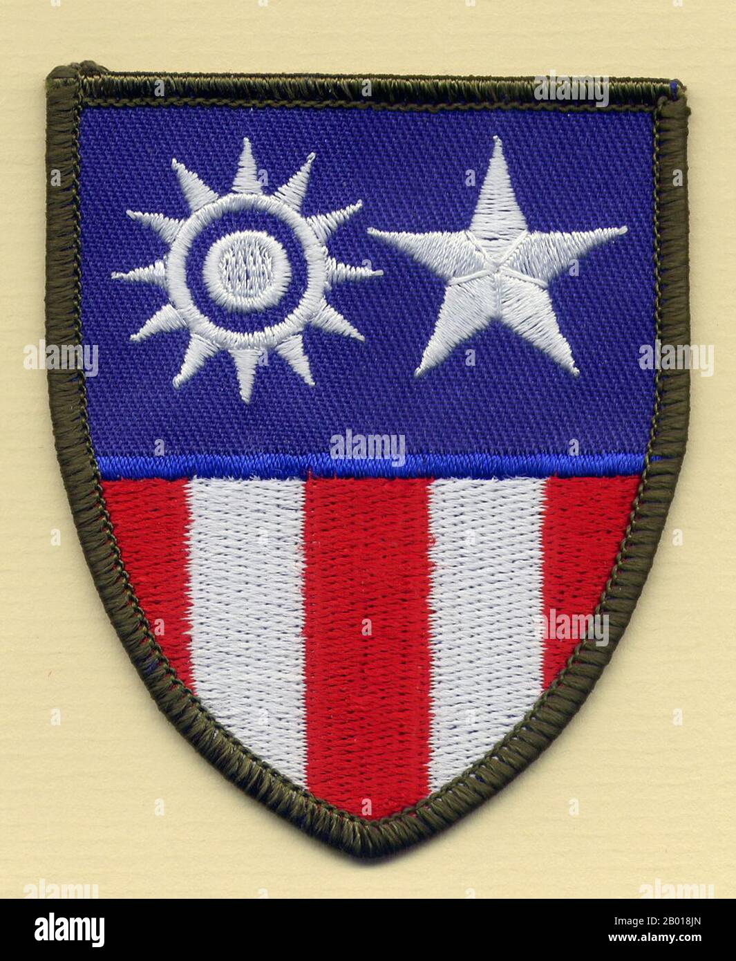 Chine/Birmanie/Inde: L'insigne du théâtre CBI de la Seconde Guerre mondiale comme un insigne ou un flash d'épaule. Chine Birmanie India Theatre (CBI) était le nom utilisé par l'armée américaine pour ses forces opérant en collaboration avec les forces aériennes et terrestres alliées britanniques et chinois en Chine, en Birmanie et en Inde pendant la Seconde Guerre mondiale Les unités américaines bien connues dans ce théâtre comprenaient les Tigres volants, les unités de transport et de bombardier volant le Hump, le 1st Air Commando Group, les ingénieurs qui ont construit Ledo Road, et l'unité composite 5307th (provisoire), autrement connue sous le nom de Marauders de Merrill. Banque D'Images
